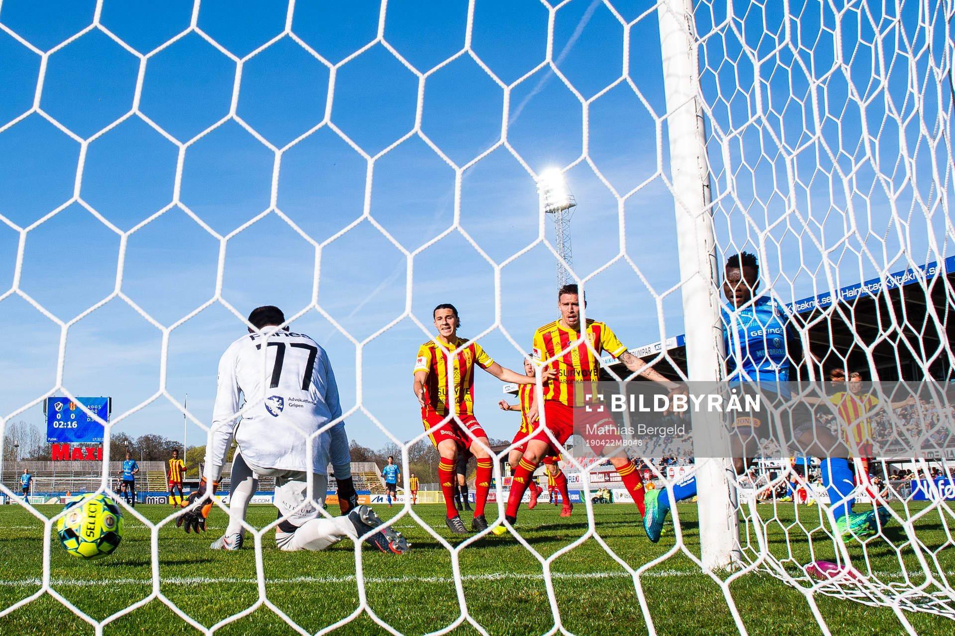 Halmstads Thomas Boakye gör 1-0 bakom Syrianskas målvakt