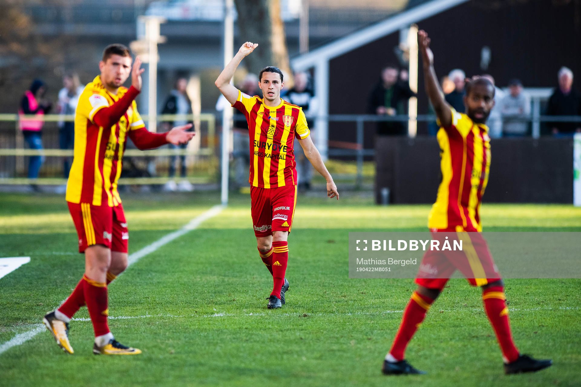 Syrianskas Steven Franck Ribery, Stefan Ilic och Ammar Ahmed under fotbollsmatchen i Superettan mellan Halmstad och Syrianska den 22 april 2019 i Halmstad.