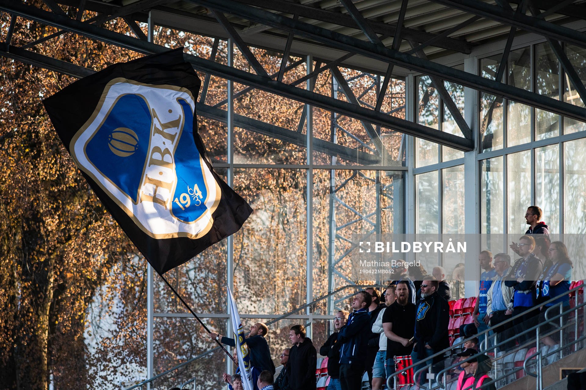 Halmstads supportrar med flagga