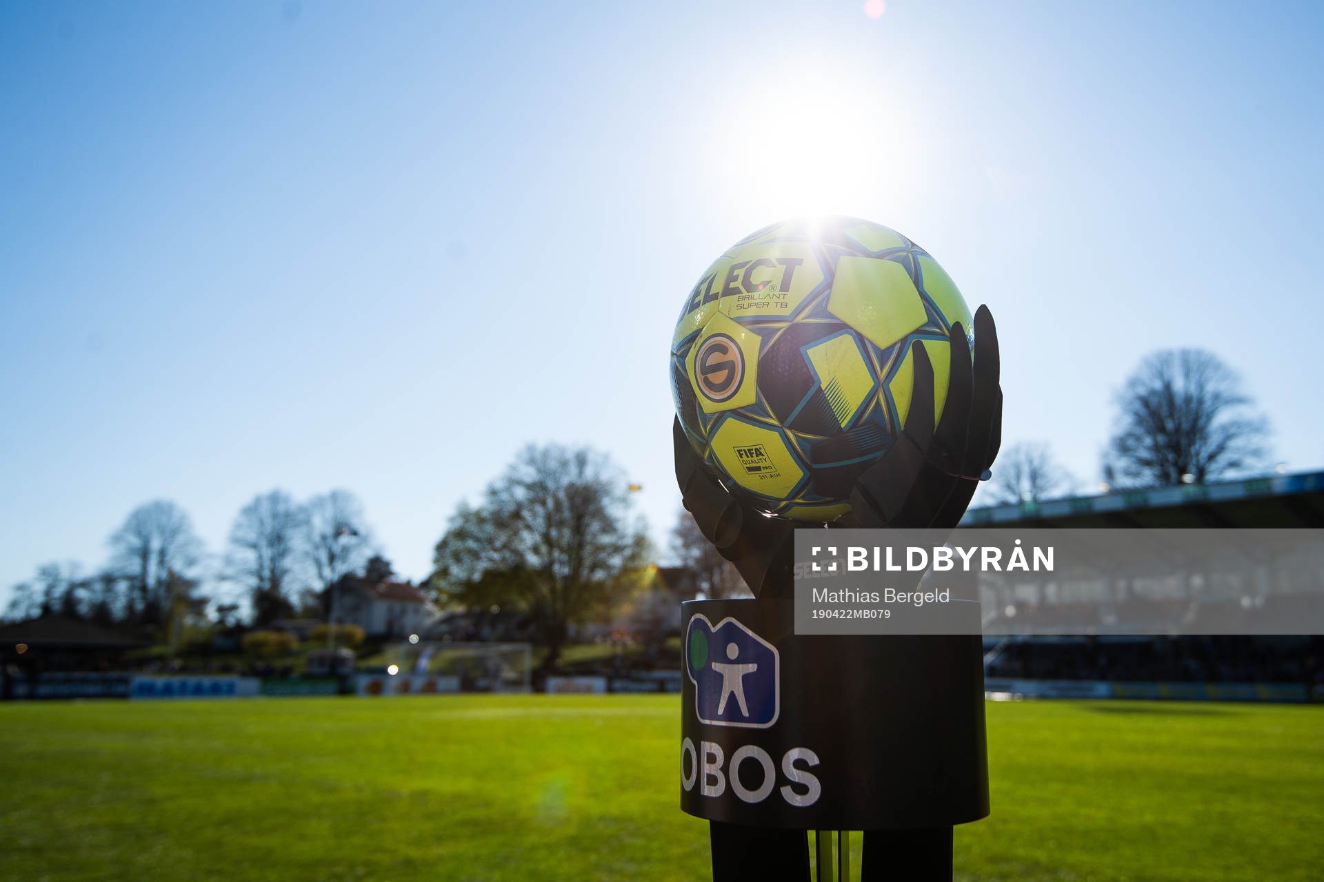 En bollhållare med matchbollen i inför fotbollsmatchen i Superettan mellan Halmstad och Syrianska den 22 april 2019 i Halmstad.