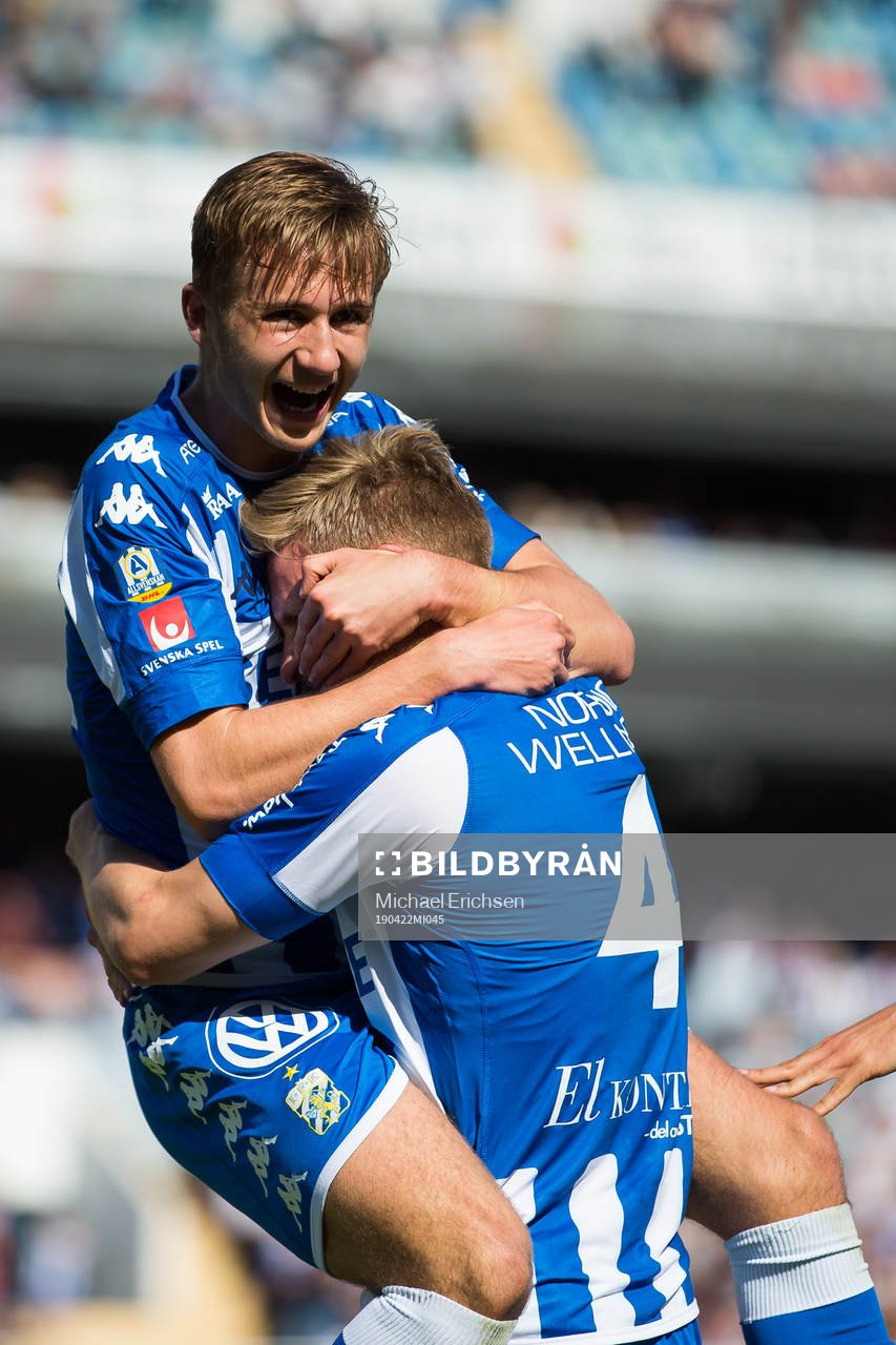 IFK Göteborgs Carl Starfelt omfamnas av Benjamin Nygren