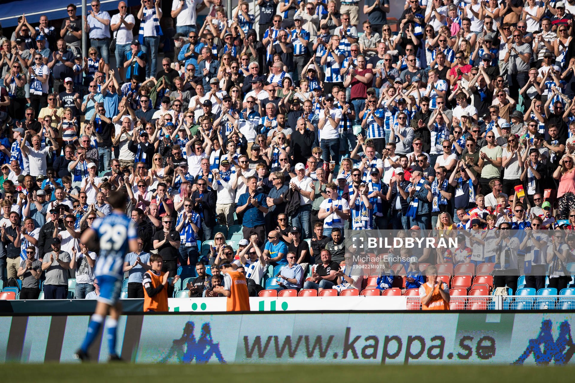 IFK Göteborgs Lasse Vibe får en stående ovation när han