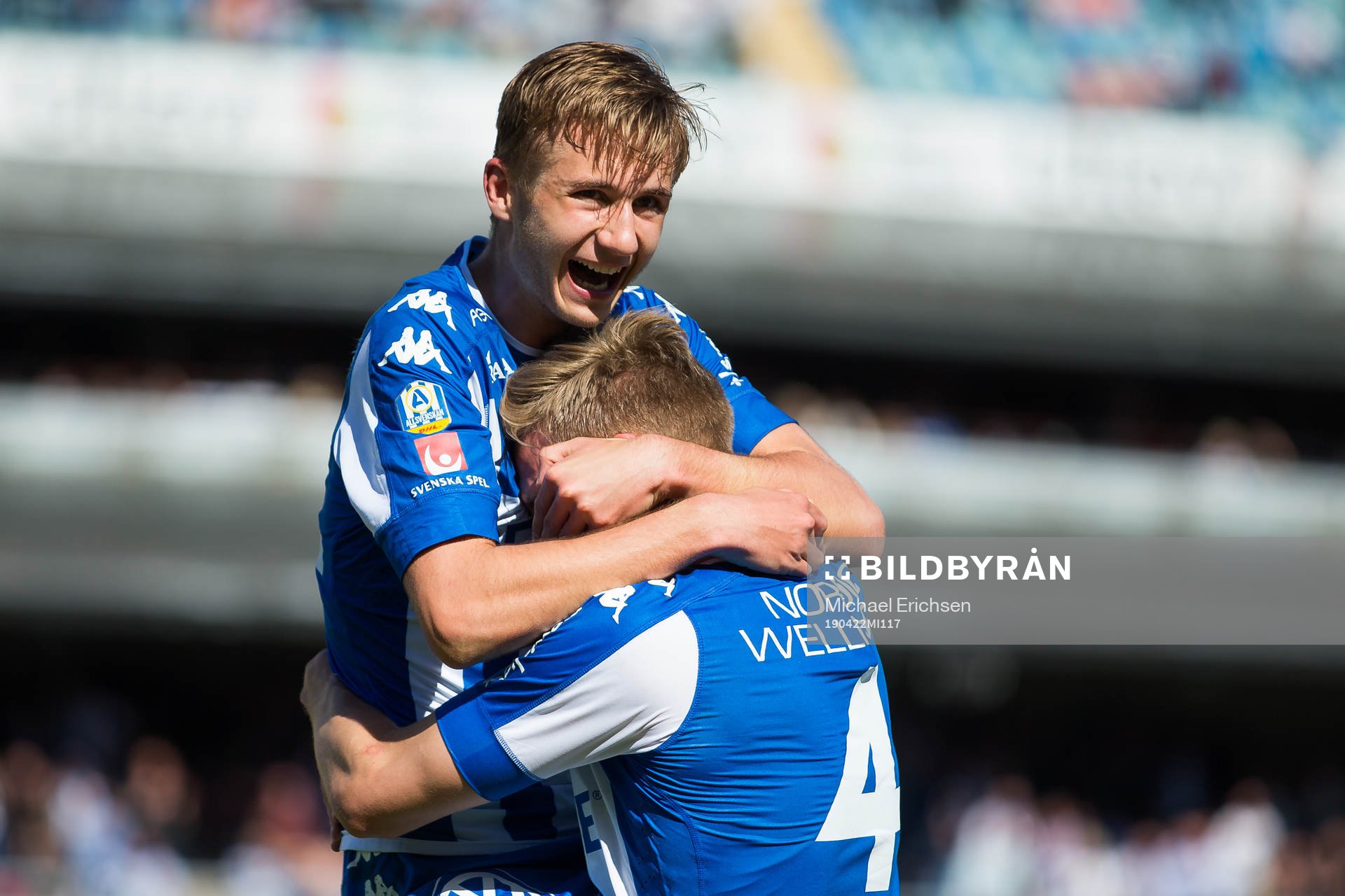 IFK Göteborgs Carl Starfelt omfamnas av Benjamin Nygren