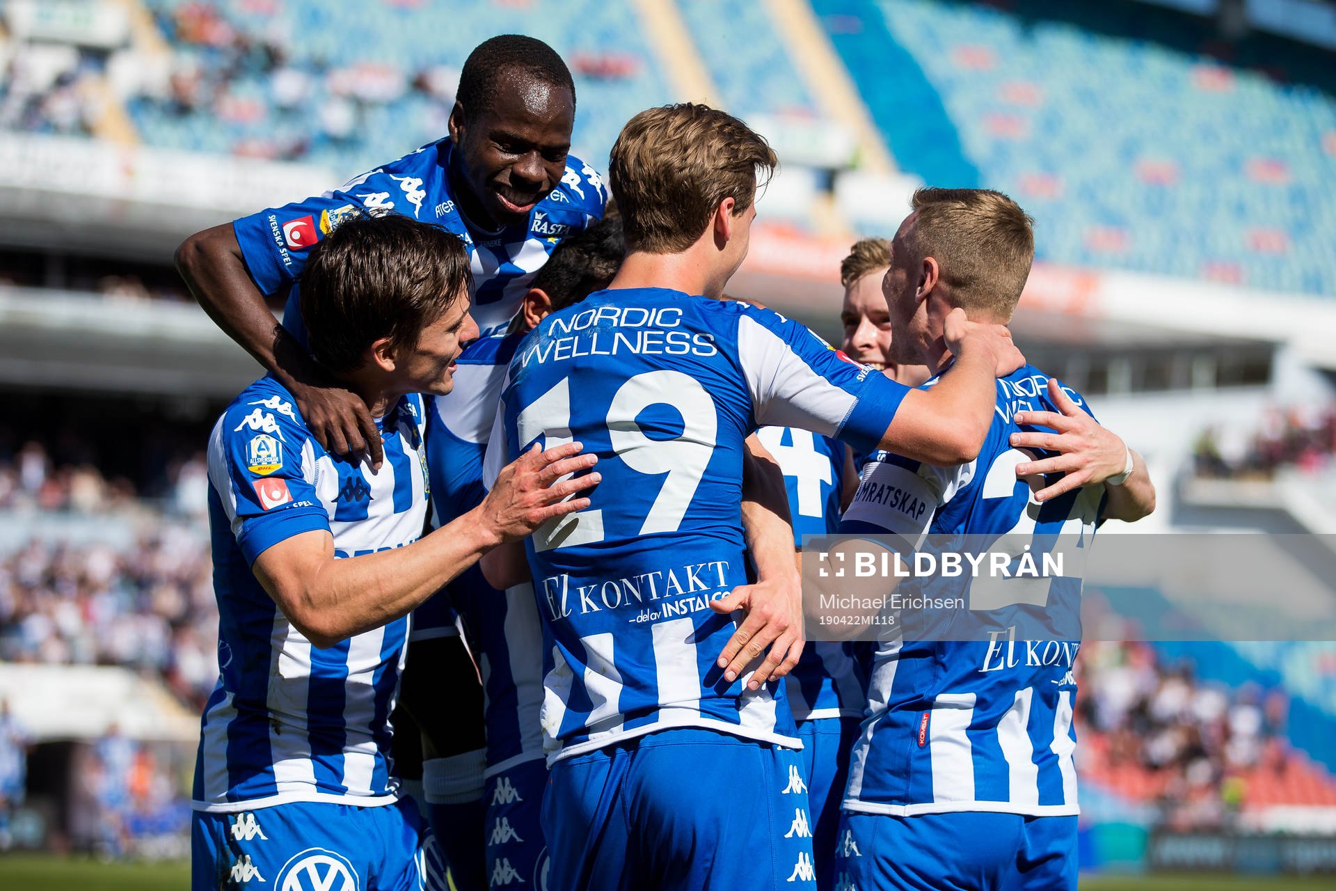 IFK Göteborgs Carl Starfelt omfamnas av lagkamrater
