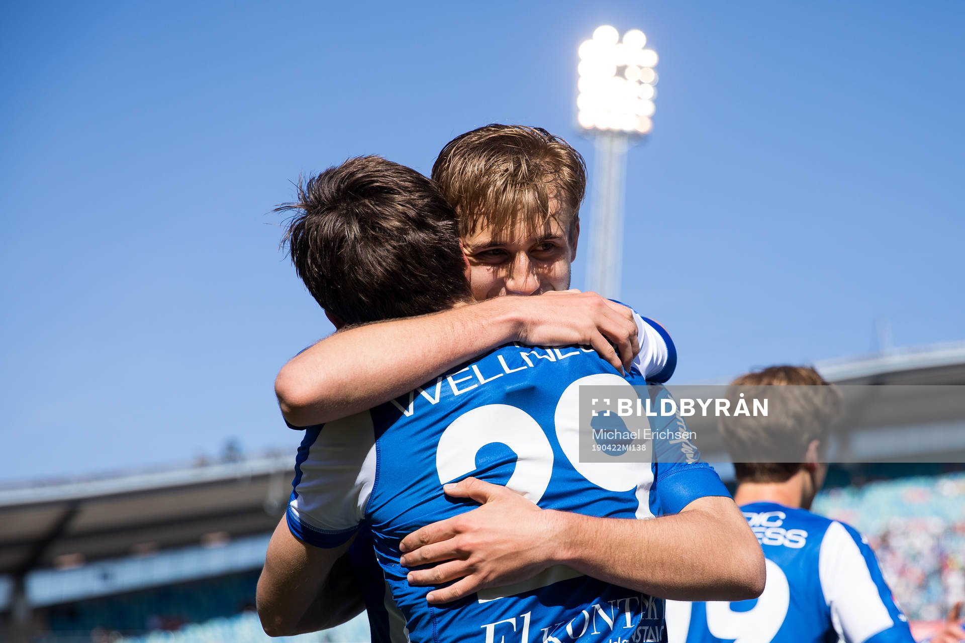 IFK Göteborgs Lasse Vibe jublar och omfamnas av Benjamin