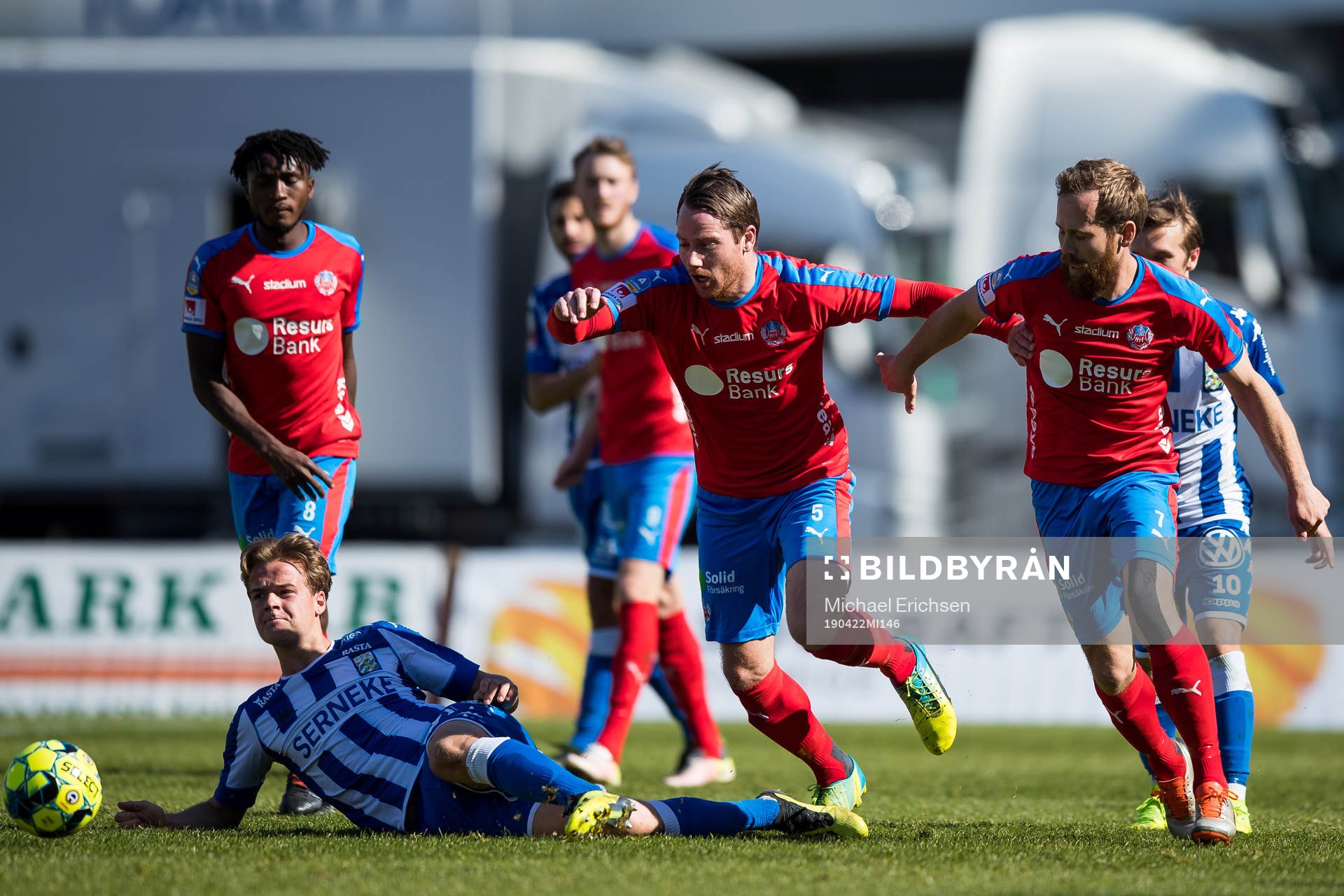 IFK Göteborgs August Erlingmark i kamp med Helsingborgs Johan Persson och Anders Randrup under fotbollsmatchen i allsvenskan mellan IFK Göteborg och Helsingborg den 22 april 2019 i Göteborg.
