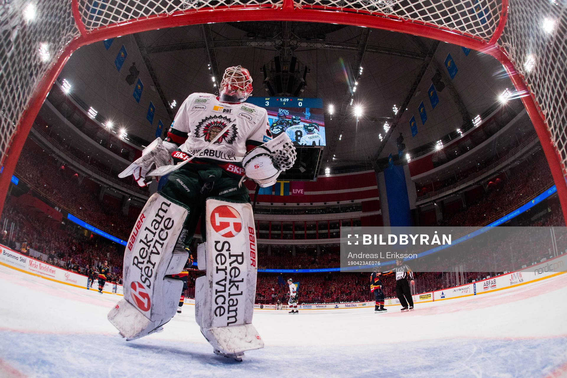 Frölundas målvakt Johan Mattsson deppar