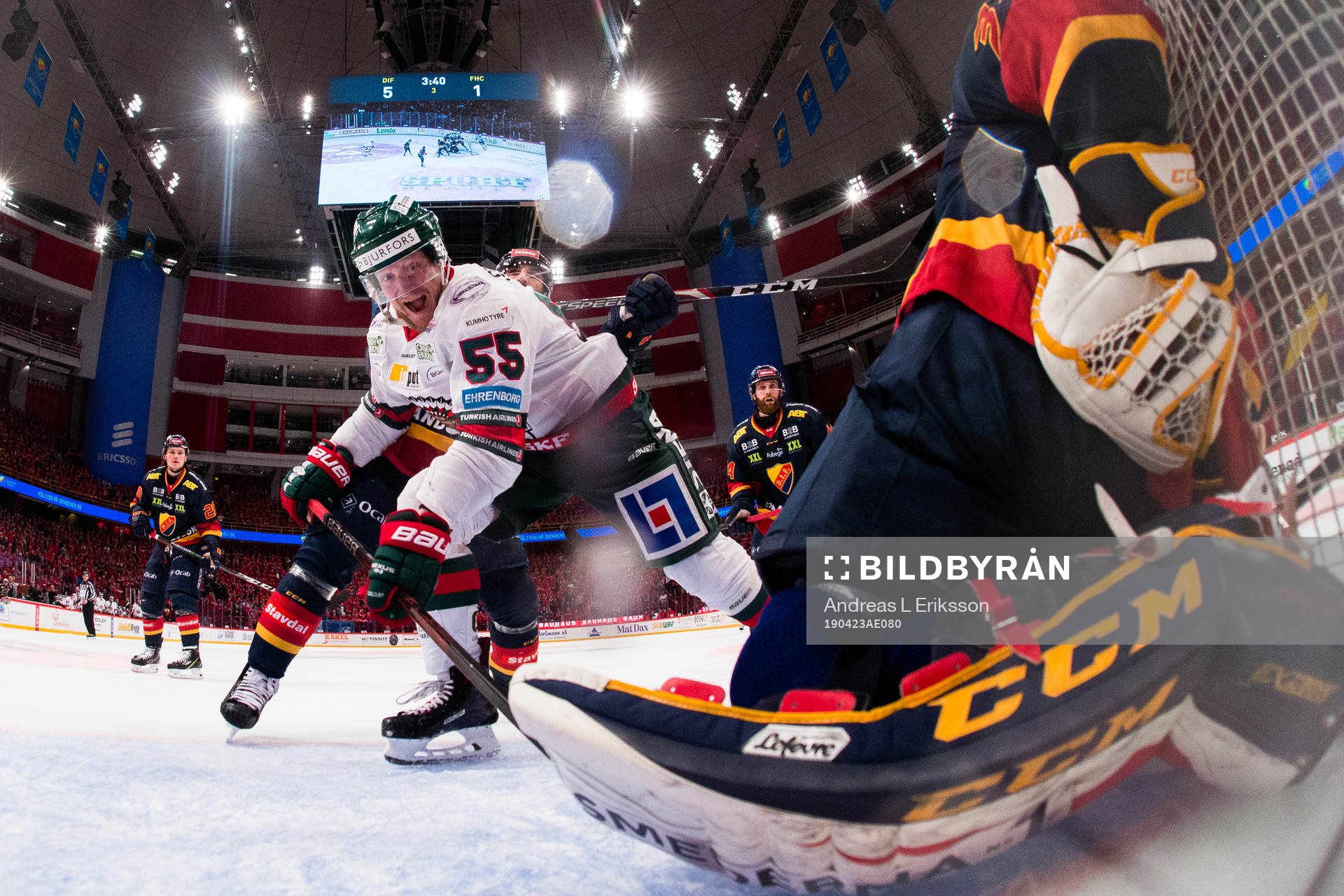 Frölundas David Printz utmanar Djurgårdens målvakt Adam