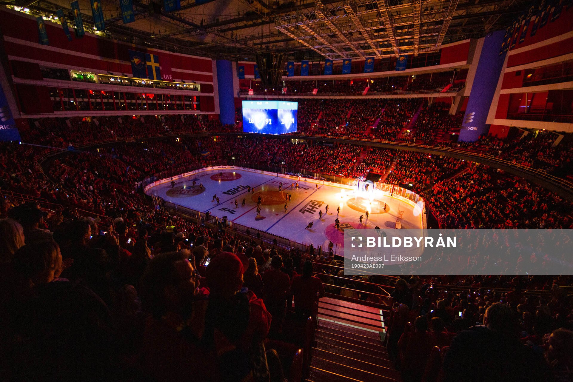Djurgårdens spelare gör entré i Globen innan final 2 i