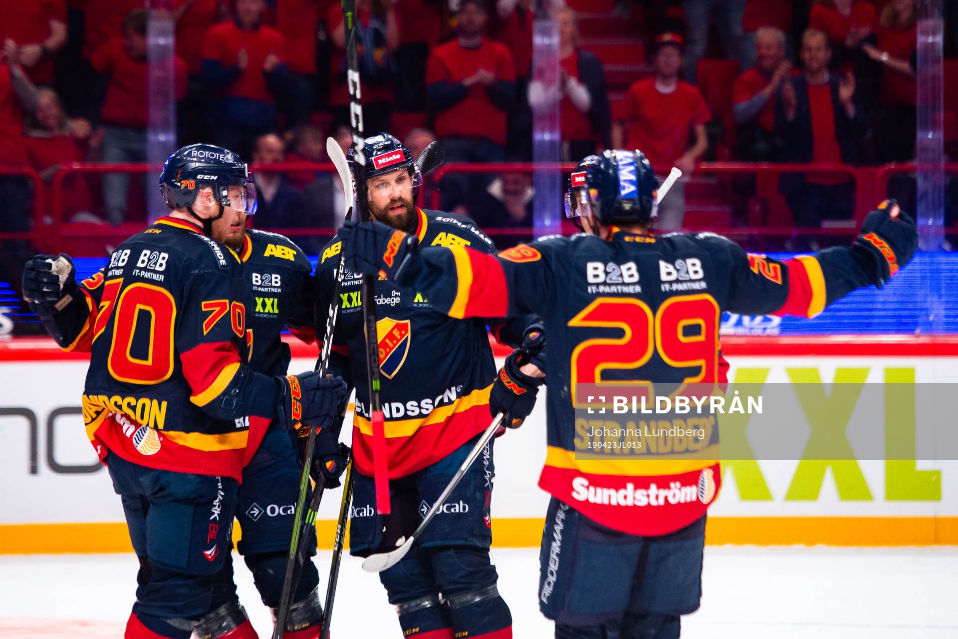 Djurgårdens Olle Alsing jublar med lagkamrater