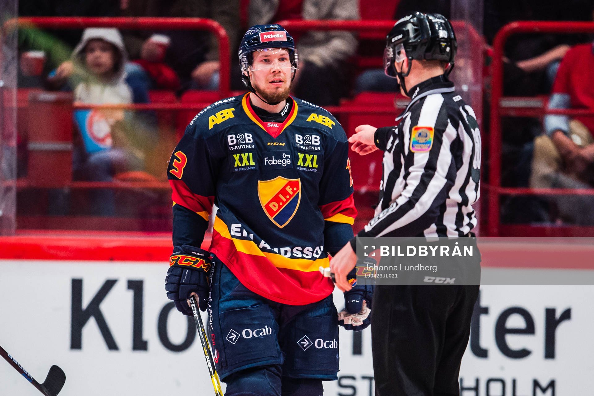 Djurgårdens Petteri Wirtanen reagerar mot Linjedomare