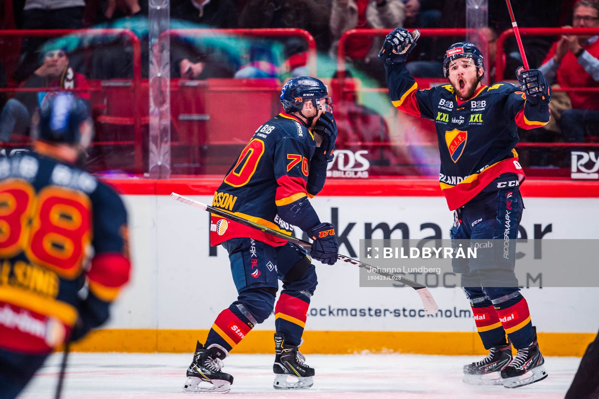 Djurgårdens Emil Bemström jublar med Marcus Davidsson