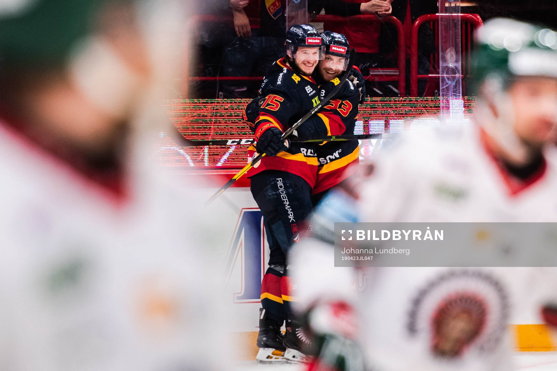 Djurgårdens Linus Hultström jublar med Jakob Lilja