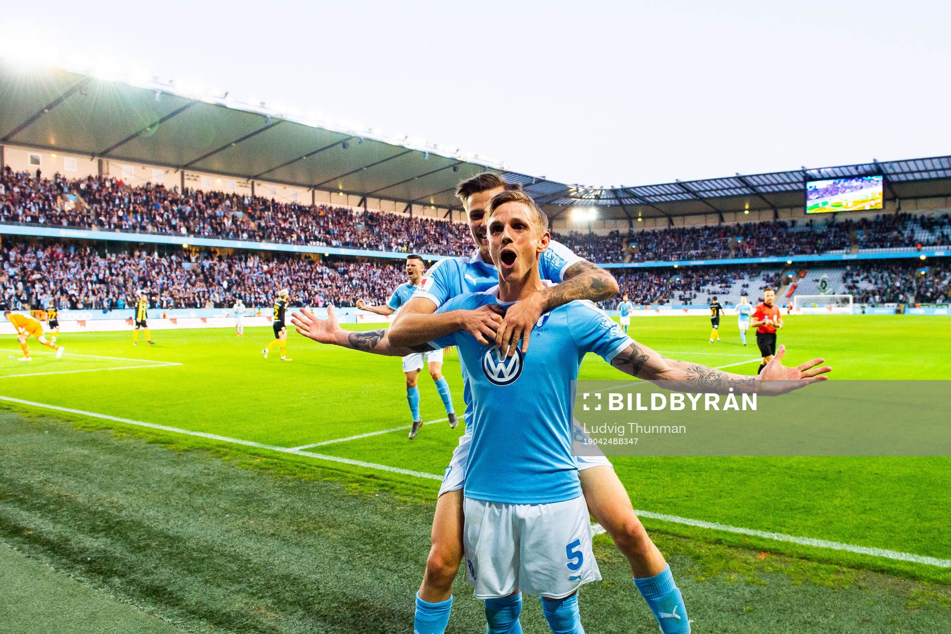Malmö FFs Sören Rieks jublar med Arnór Traustason