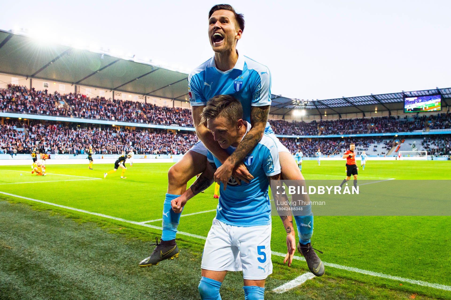 Malmö FFs Sören Rieks jublar med Arnór Traustason