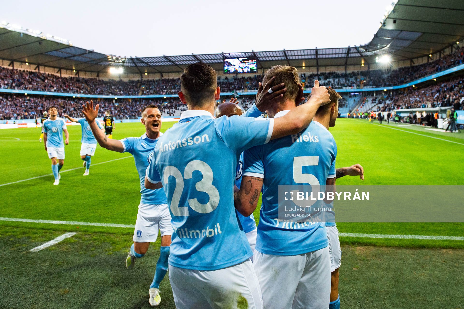 Malmö FFs Sören Rieks jublar med lagkamrater