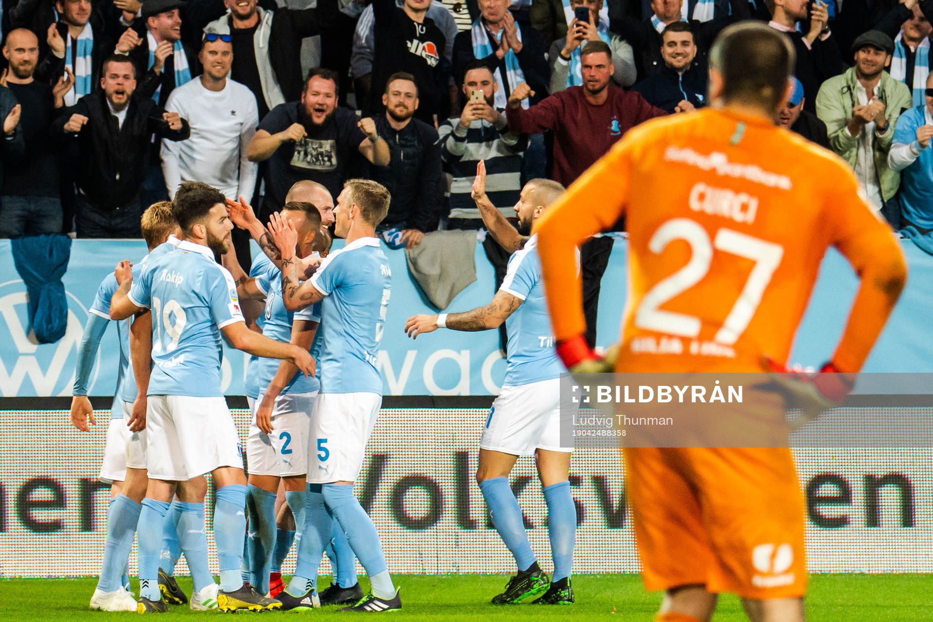 Hammarbys målvakt Gianluca Curci ser Malmö FFs Markus