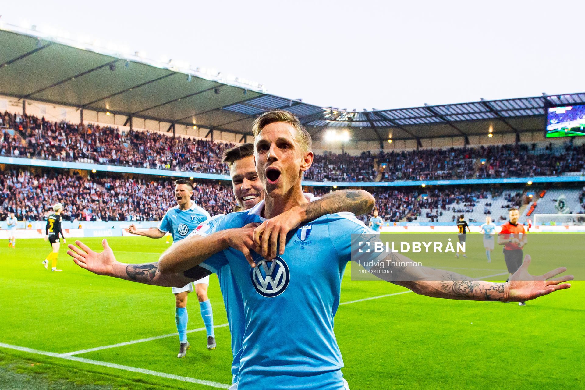 Malmö FFs Sören Rieks jublar med Arnór Traustason