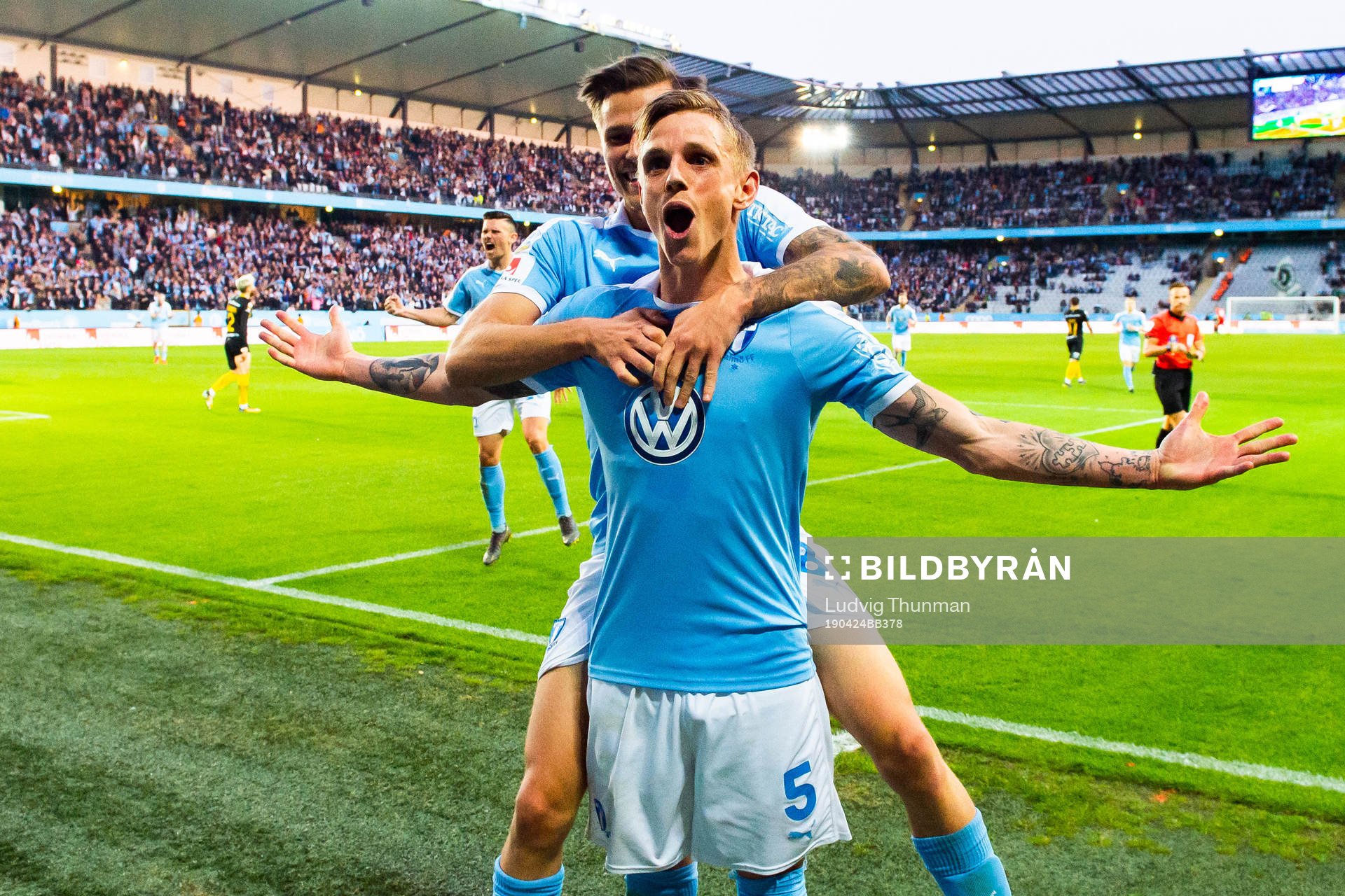Malmö FFs Sören Rieks jublar med Arnór Traustason