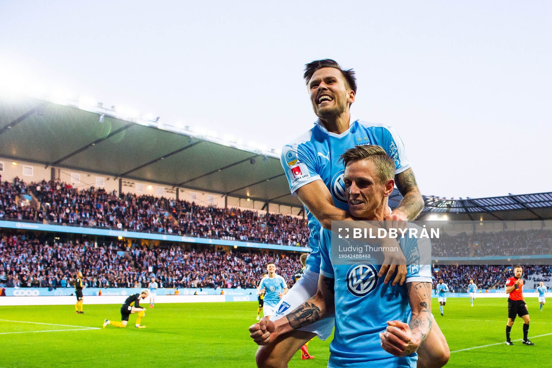 Malmö FFs Sören Rieks jublar med Arnór Traustason