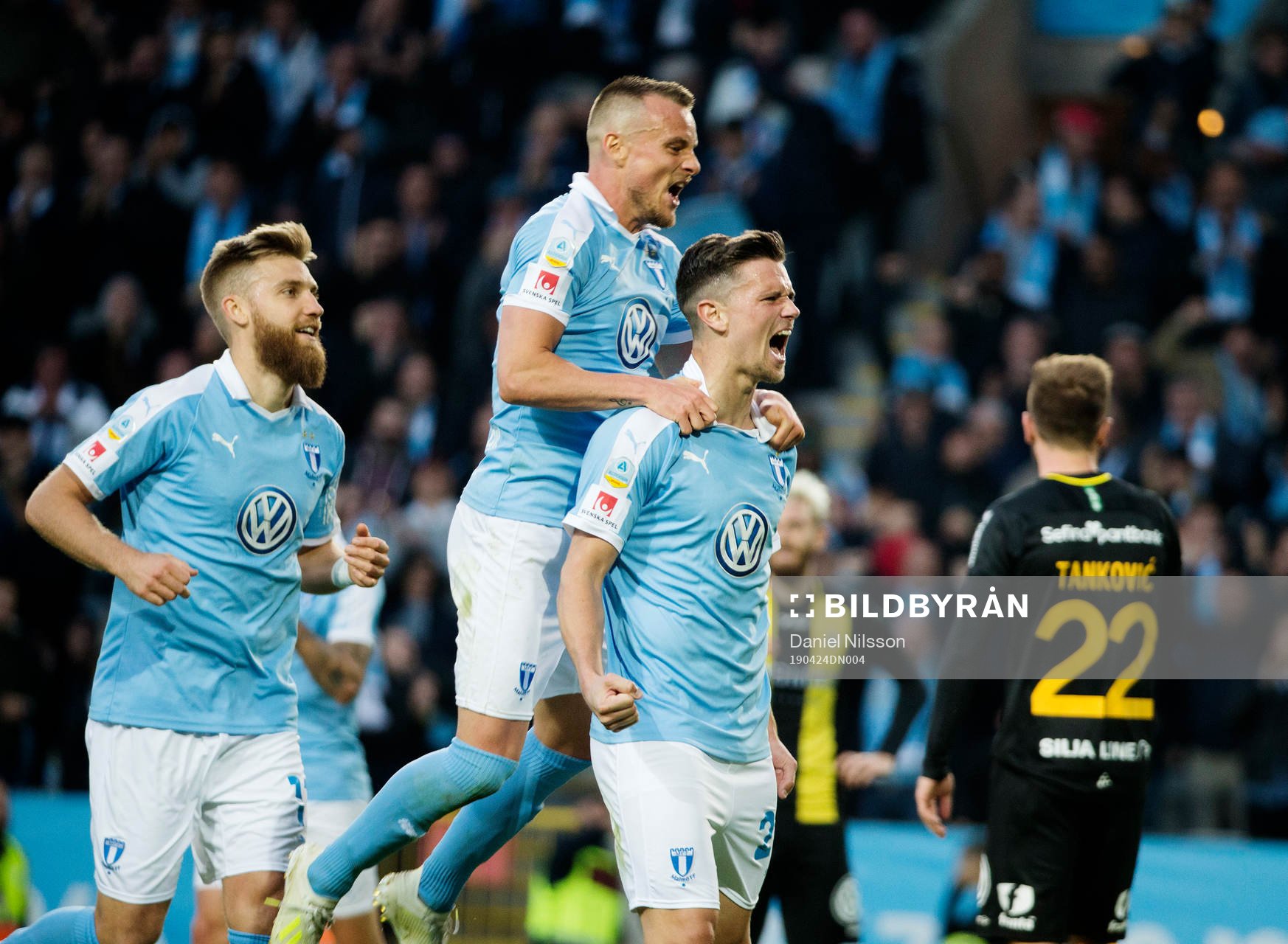 Malmö FFs Marcus Antonsson jublar med Rasmus Bengtsson och
