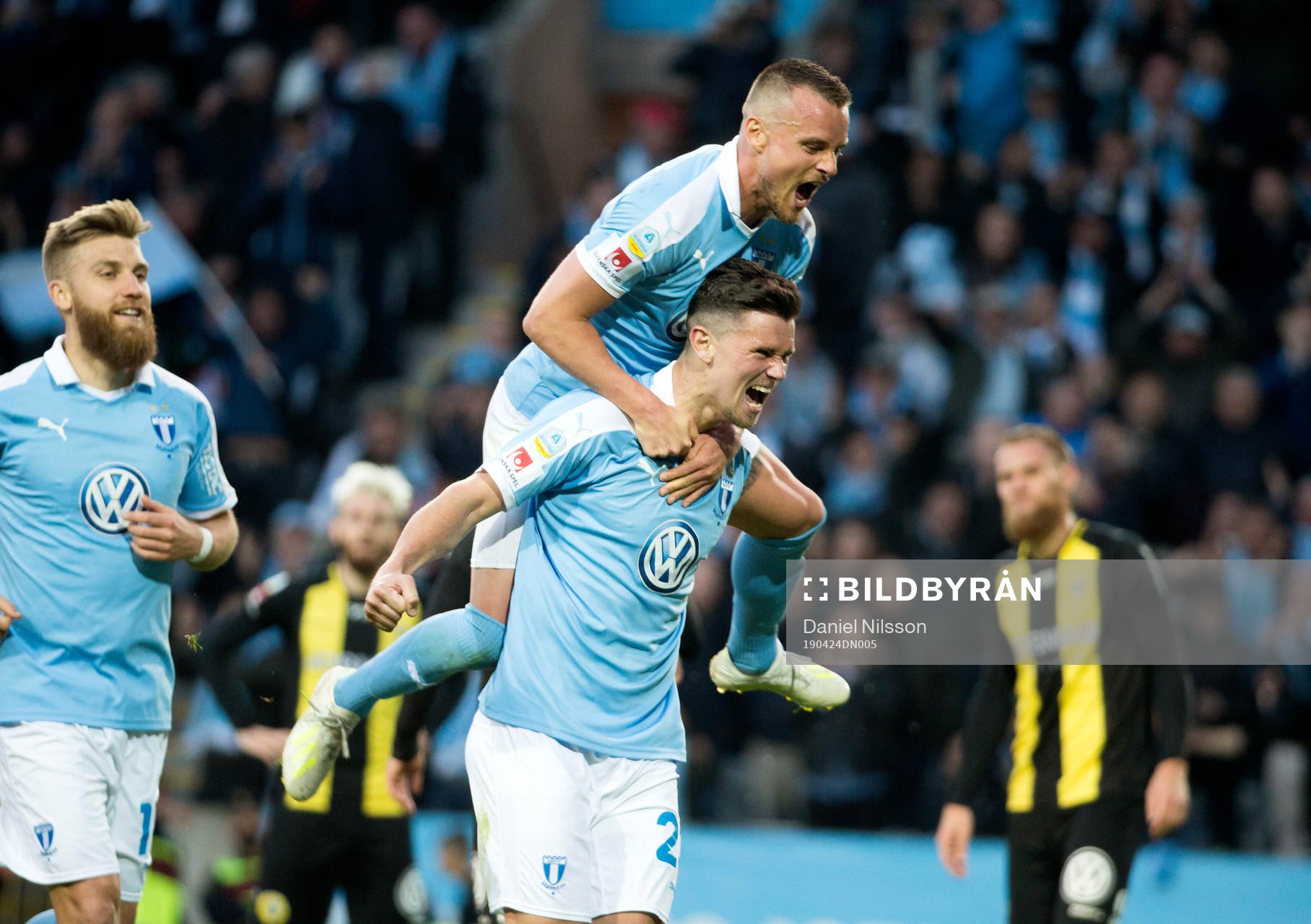 Malmö FFs Marcus Antonsson jublar med Rasmus Bengtsson och