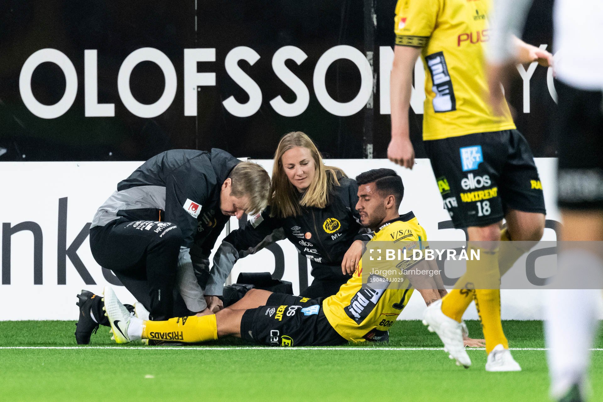 Elfsborgs Rami Kaib får behandling av fysioterapeut Lars