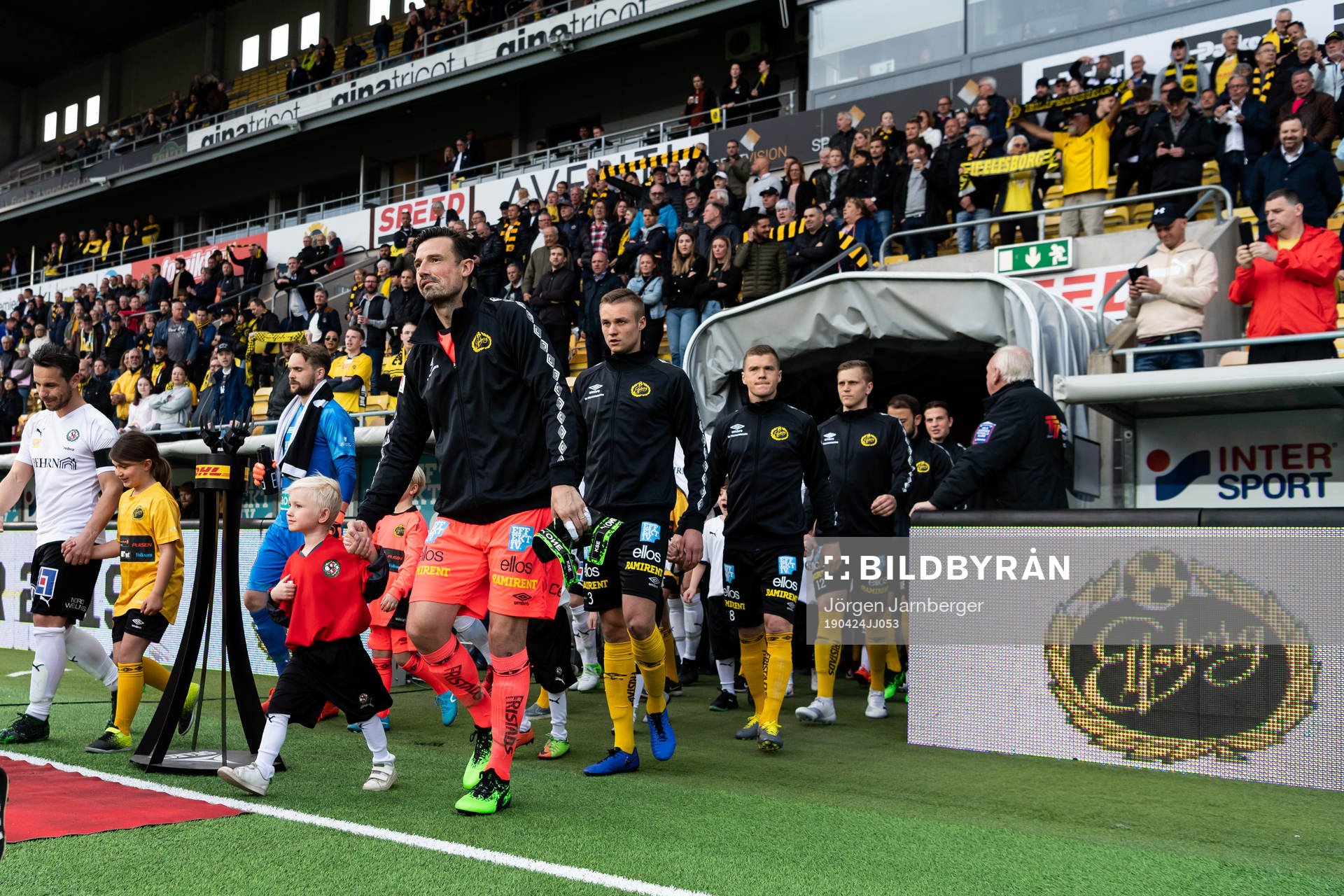 Spelarna kommer in på arenan