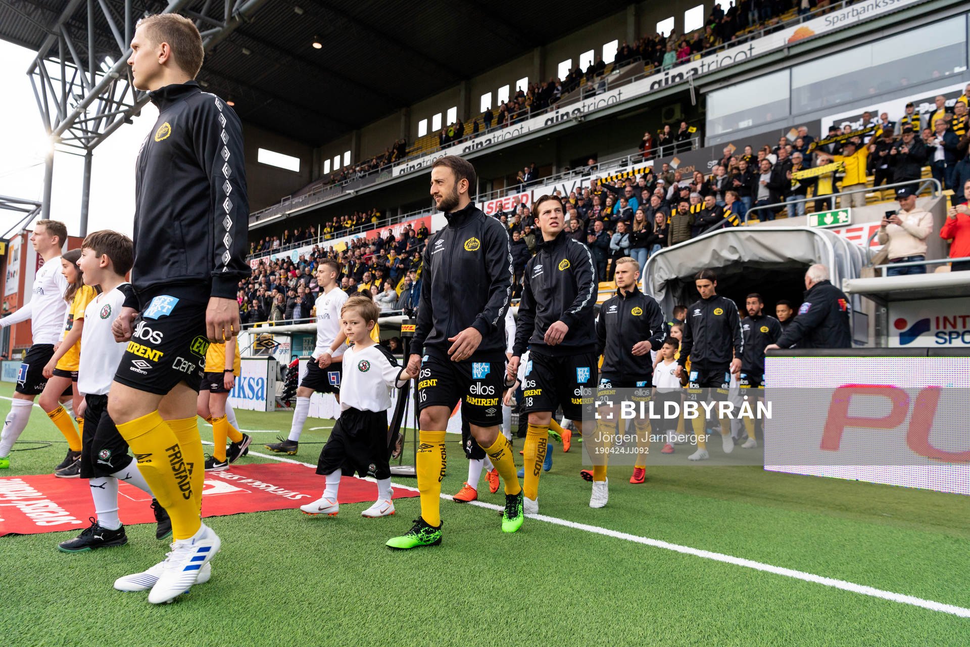 Spelarna med Joakim Nilsson, Robert Gojani, Simon Olsson, Simon Strand och Jonathan Levi i spetsen kommer in på arenan inför fotbollsmatchen i Allsvenskan mellan Elfsborg och Örebro den 24 april 2019 i Borås.