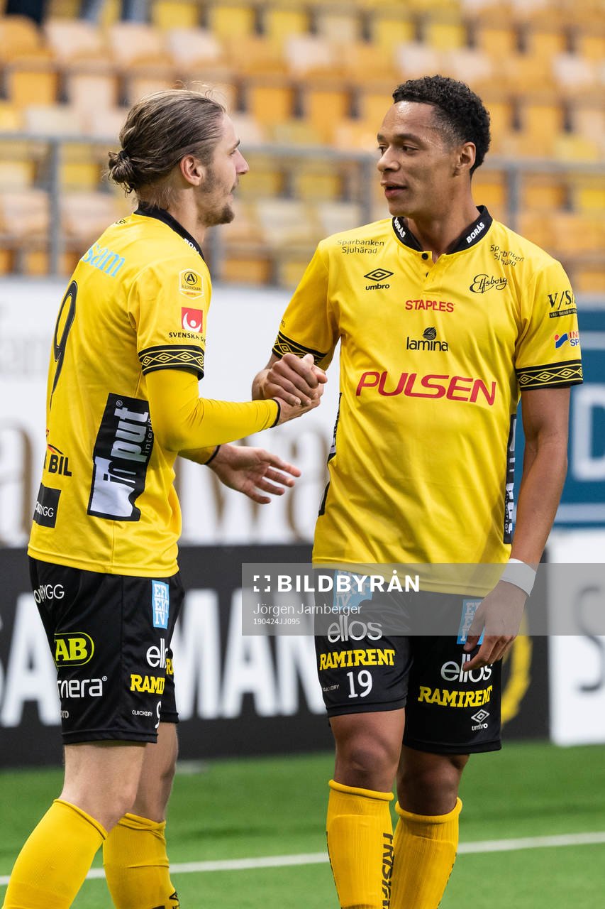 Elfsborgs Pawel Cibicki jublar med Kevin Kabran