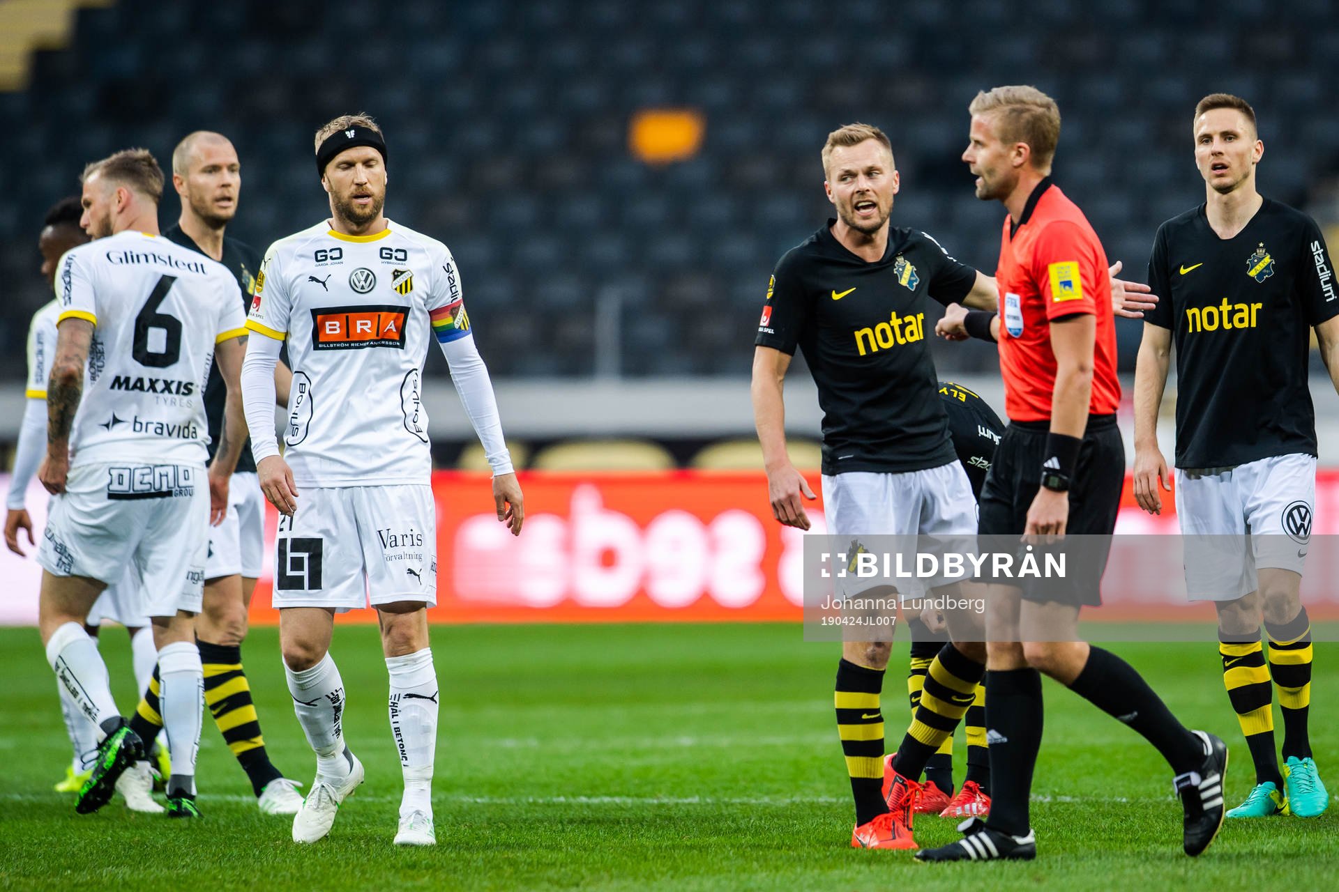 s Sebastian Larsson protesterar mot domare Glenn Nyberg