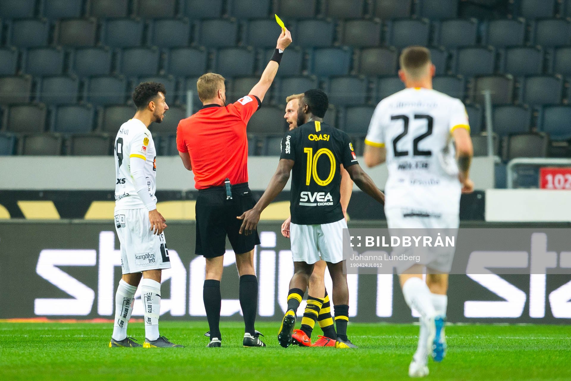 s Sebastian Larsson tilldelas en varning av domare Glenn