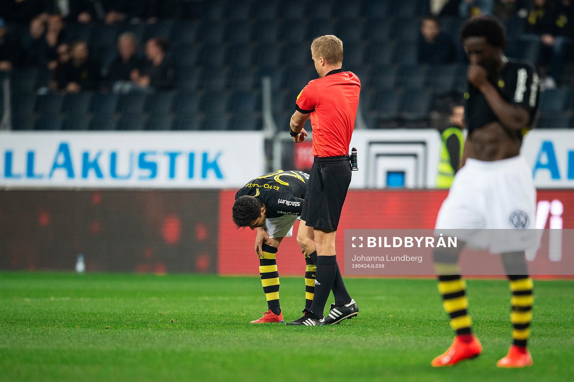 s Tarik Elyounoussi kräks framför domare Glenn Nyberg