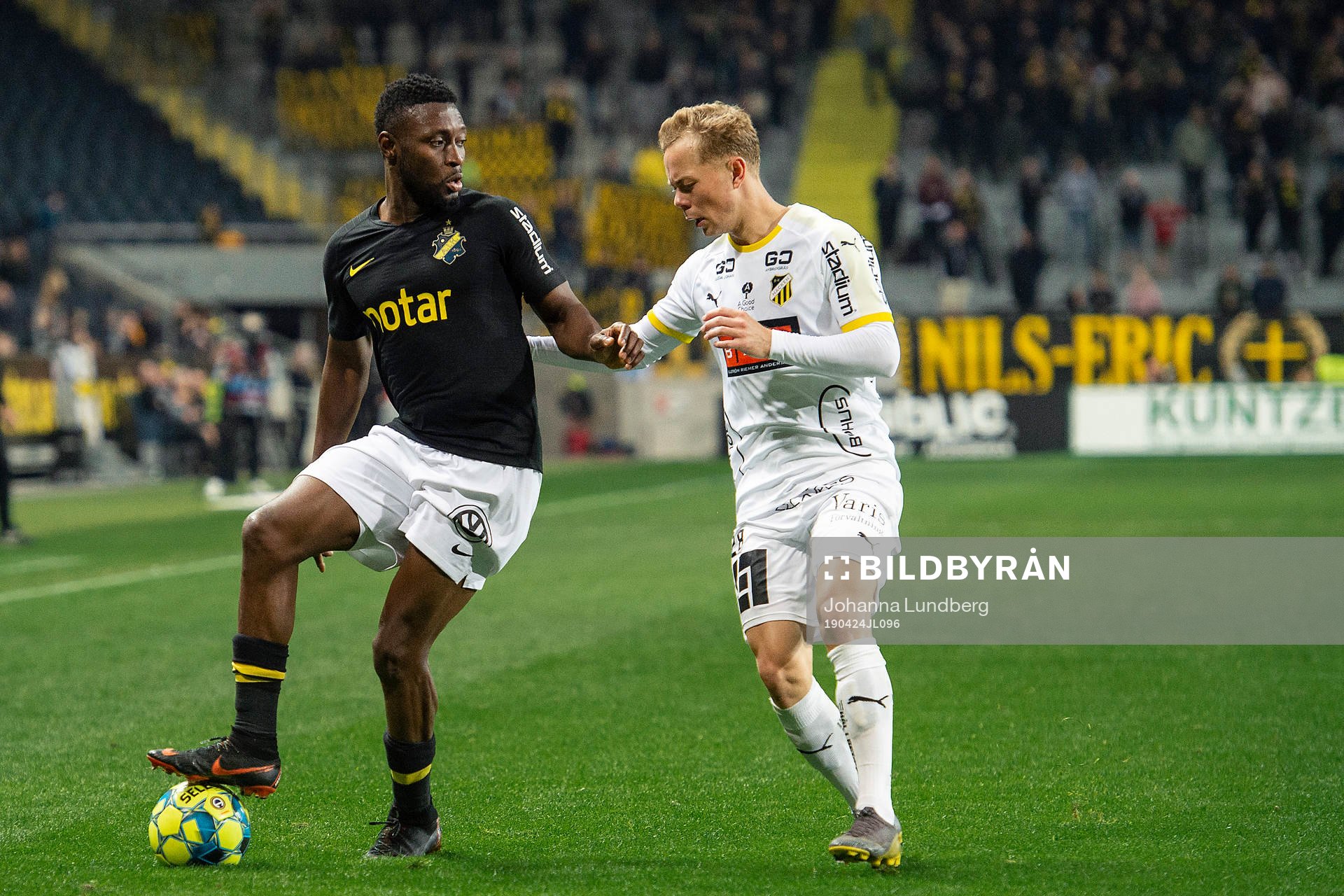 s Chinedu Ogbuke Obasi och Häckens Adam Andersson