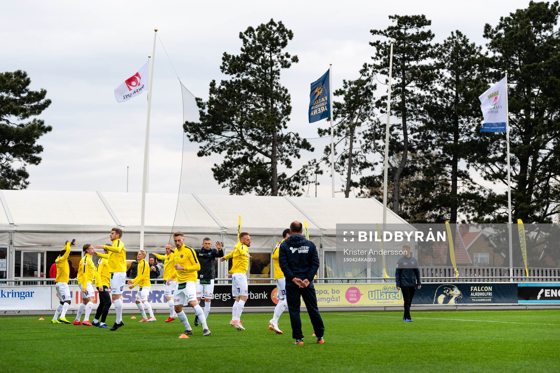 Falkenbergs spelare värmer upp före fotbollsmatchen i