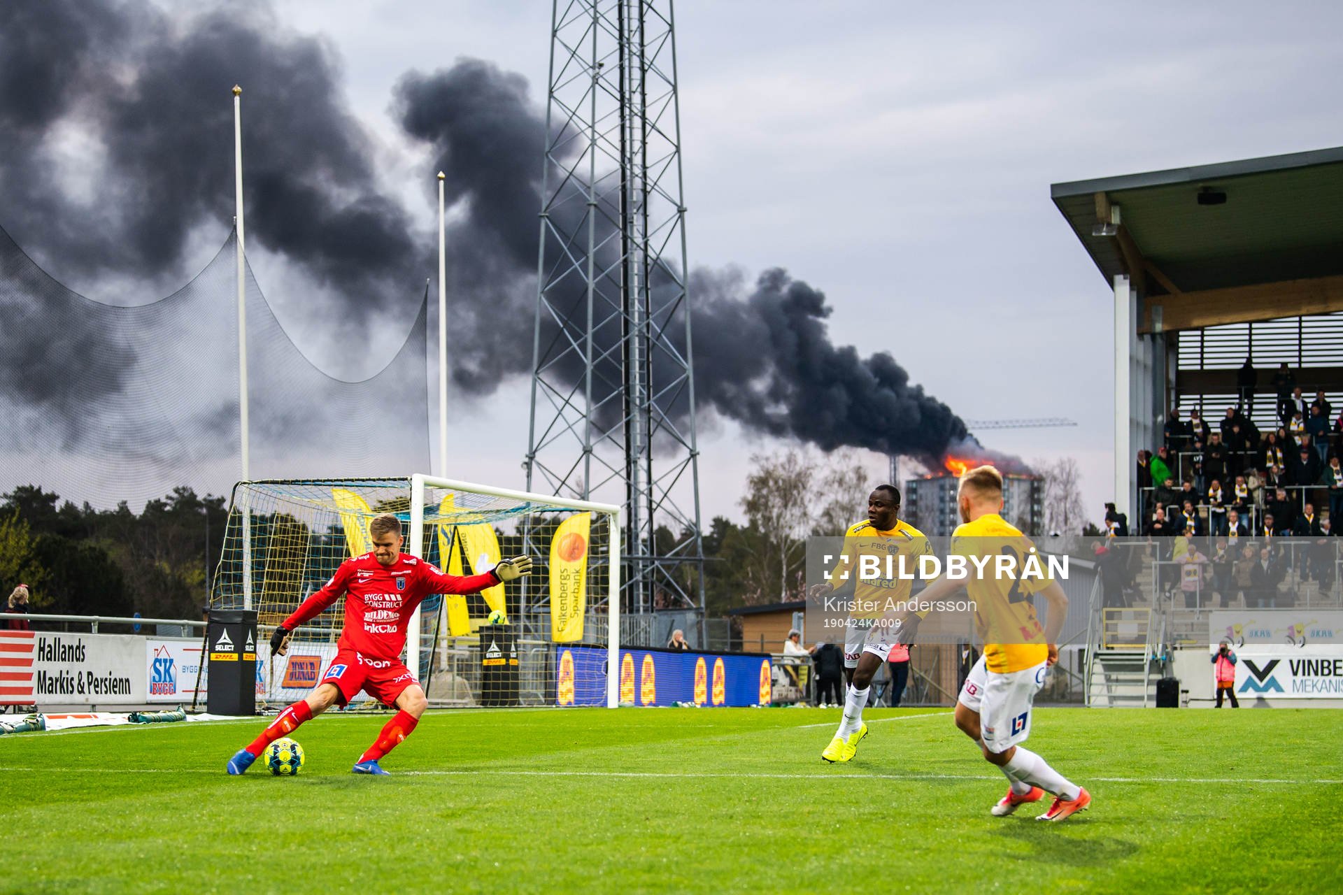 Ett hus brinner intill fotbollsmatchen i Allsvenskan mellan