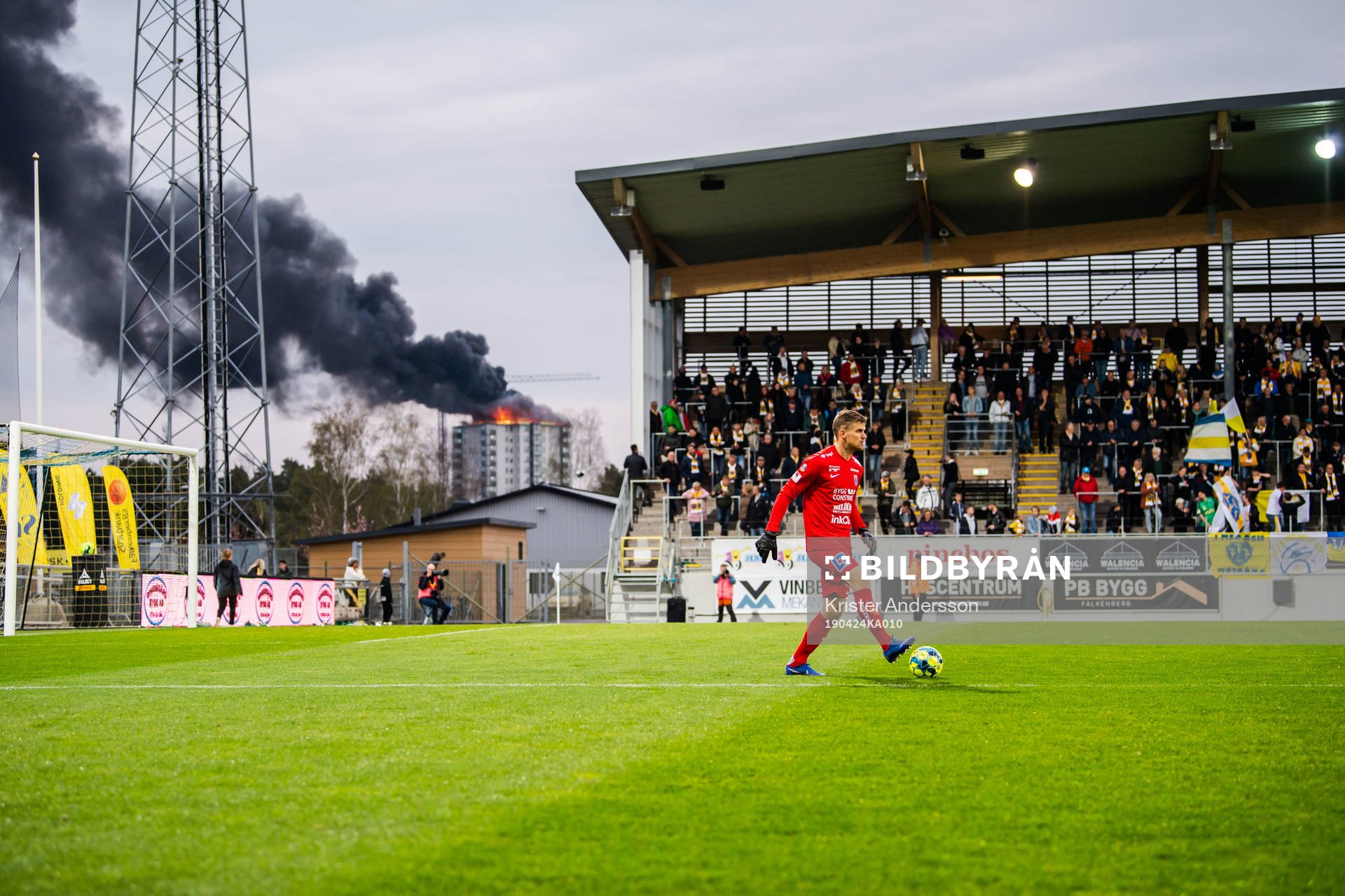 Ett hus brinner intill fotbollsmatchen i Allsvenskan mellan