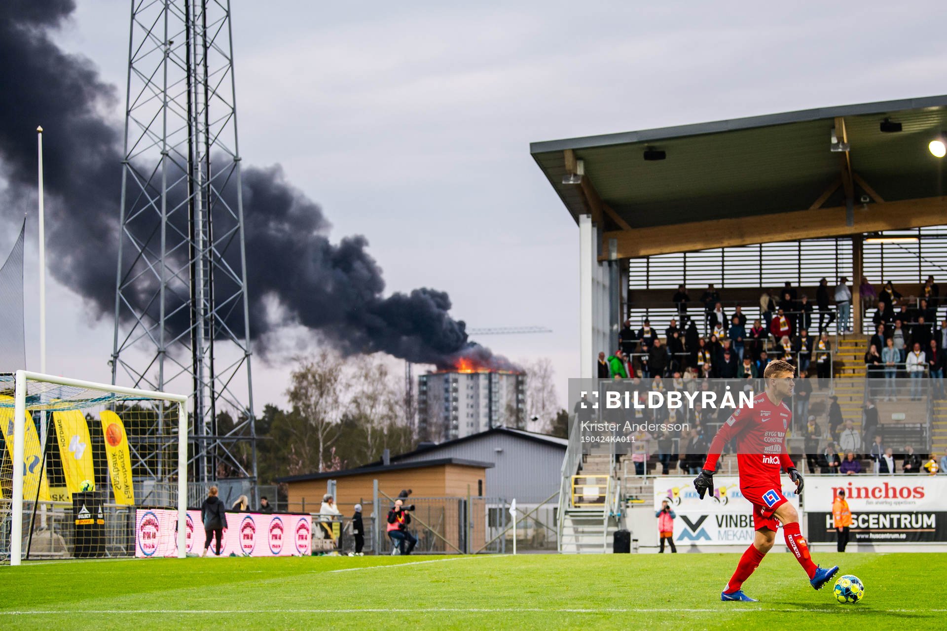 Ett hus brinner intill fotbollsmatchen i Allsvenskan mellan