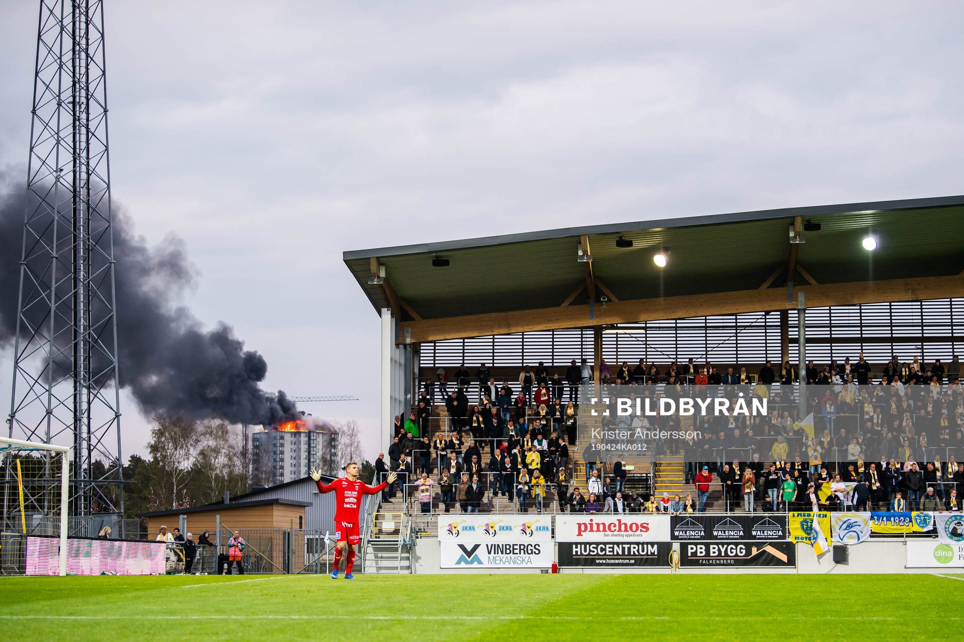 Ett hus brinner intill fotbollsmatchen i Allsvenskan mellan