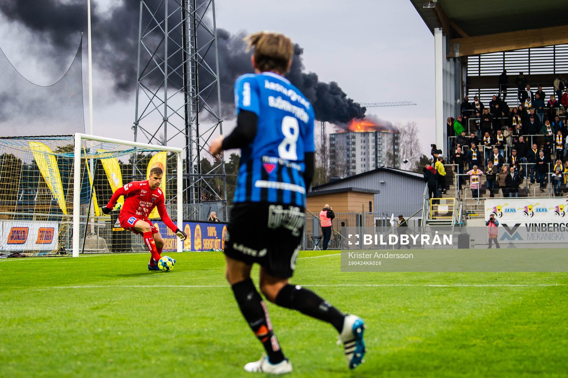 Ett hus brinner intill fotbollsmatchen i Allsvenskan mellan