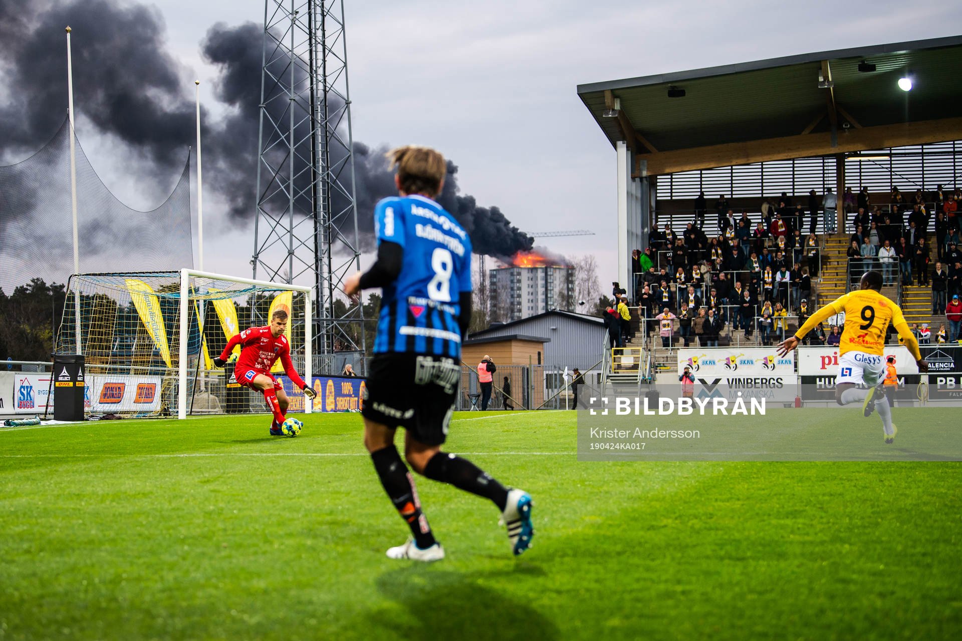 Ett hus brinner intill fotbollsmatchen i Allsvenskan mellan