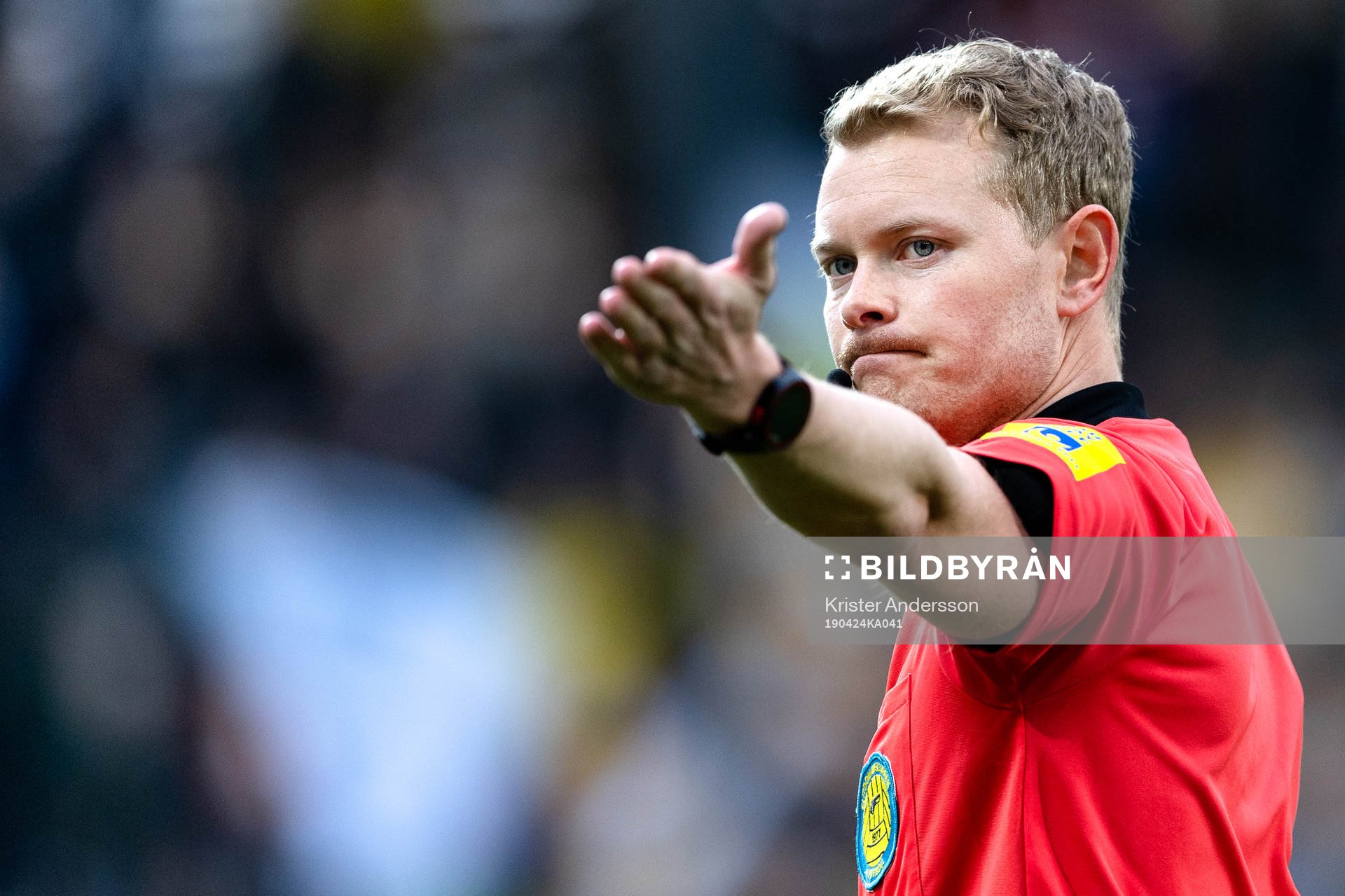 Domare Fredrik Klitte under fotbollsmatchen i Allsvenskan mellan Falkenberg och Sirius den 24 april 2019 i Falkenberg.