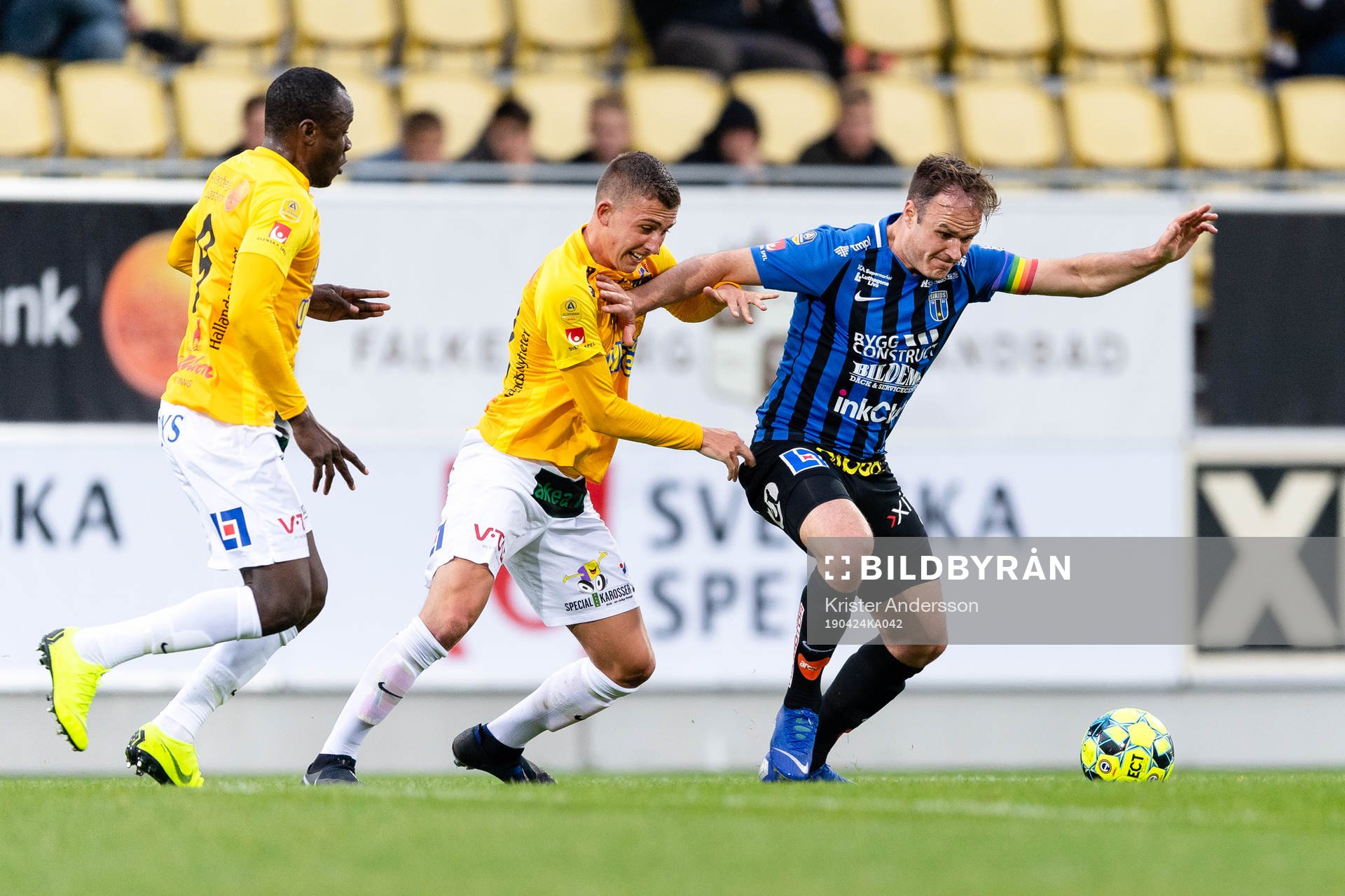 Falkenbergs John Björkengren och Sirius Niklas Busch Thor under fotbollsmatchen i Allsvenskan mellan Falkenberg och Sirius den 24 april 2019 i Falkenberg.