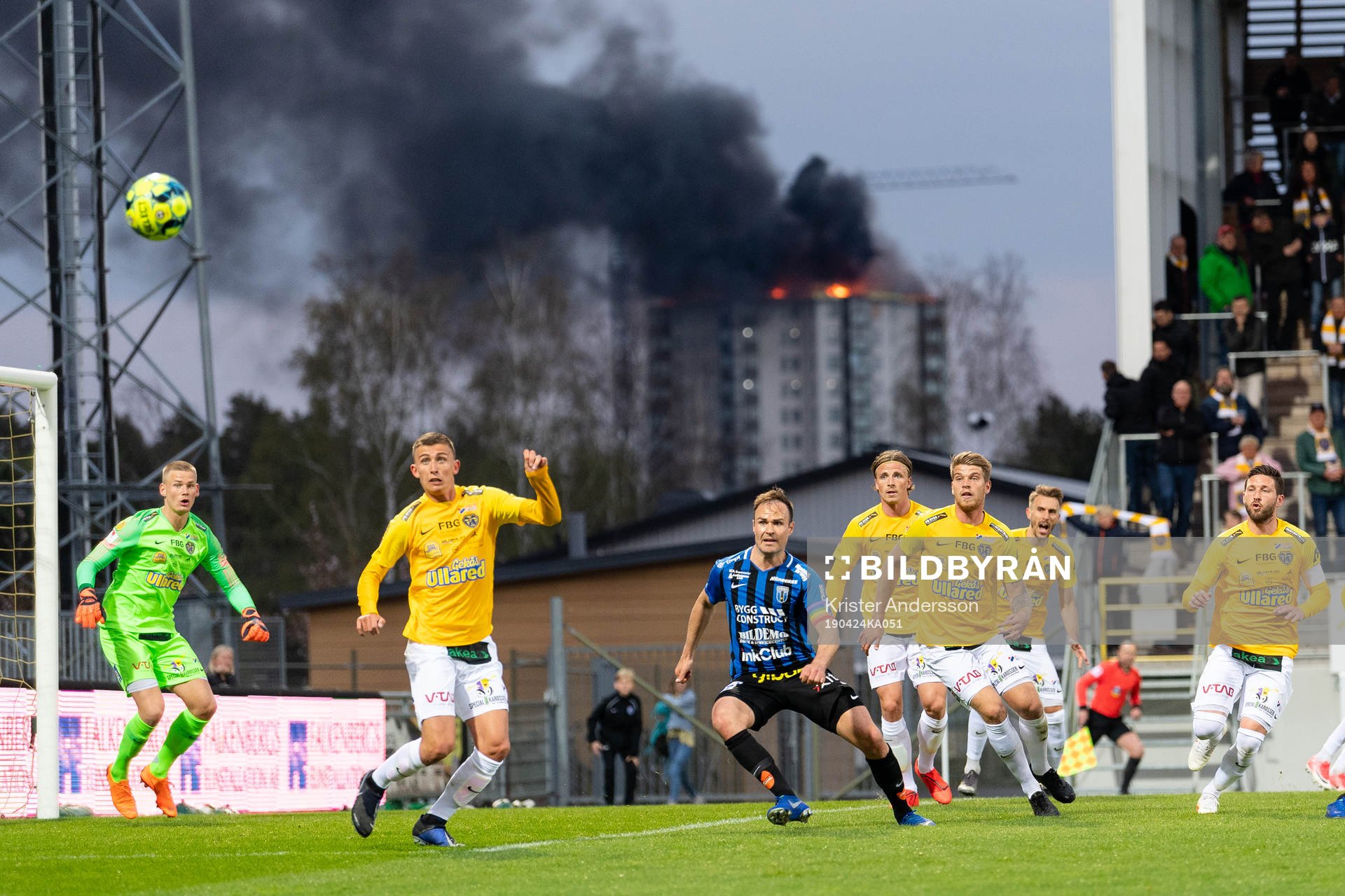 Ett hus brinner intill fotbollsmatchen i Allsvenskan mellan