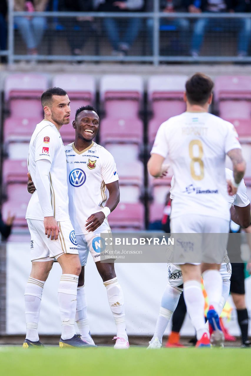 Östersunds Dino Islamovic jublar med lagkamrater