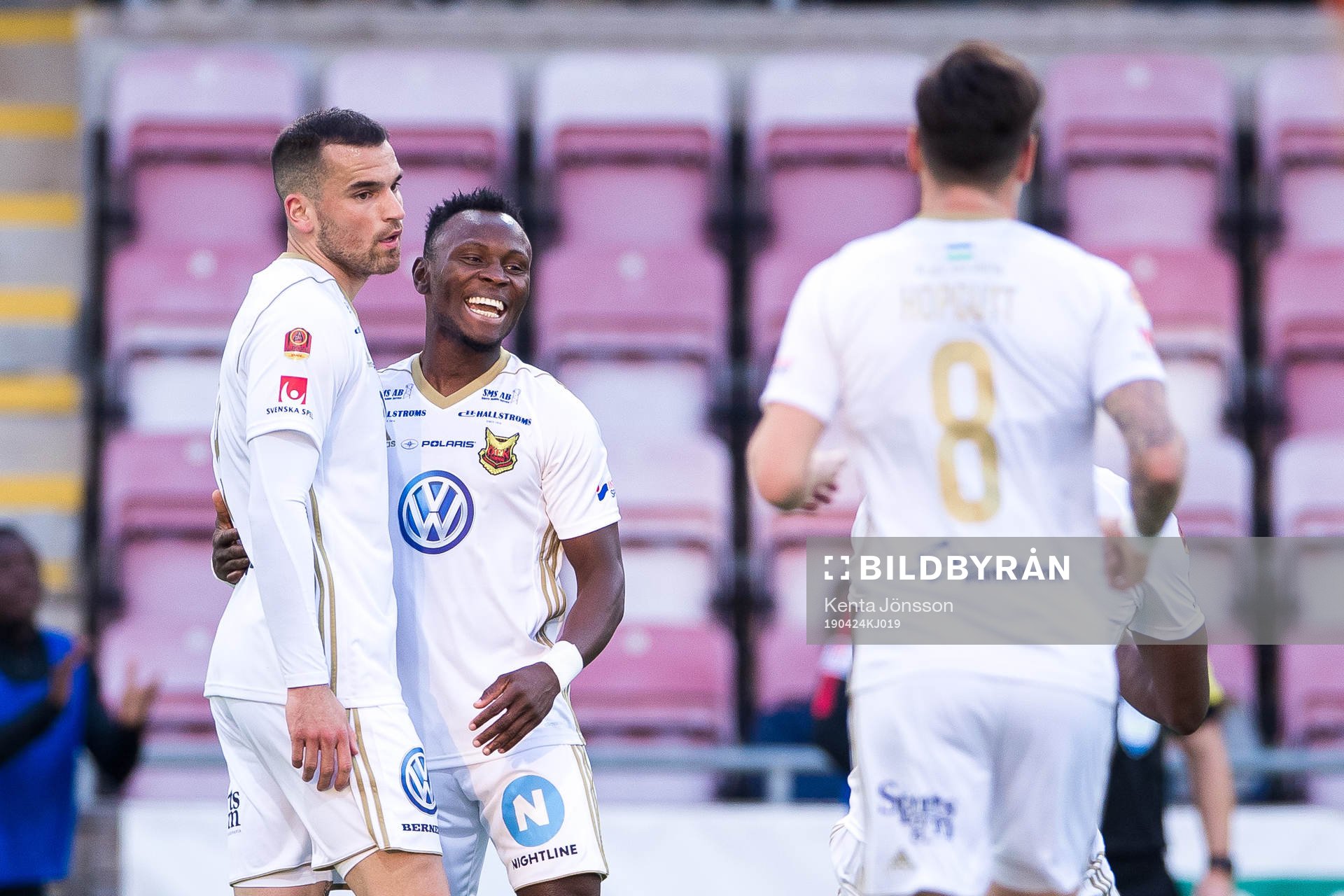 Östersunds Dino Islamovic jublar med lagkamrater