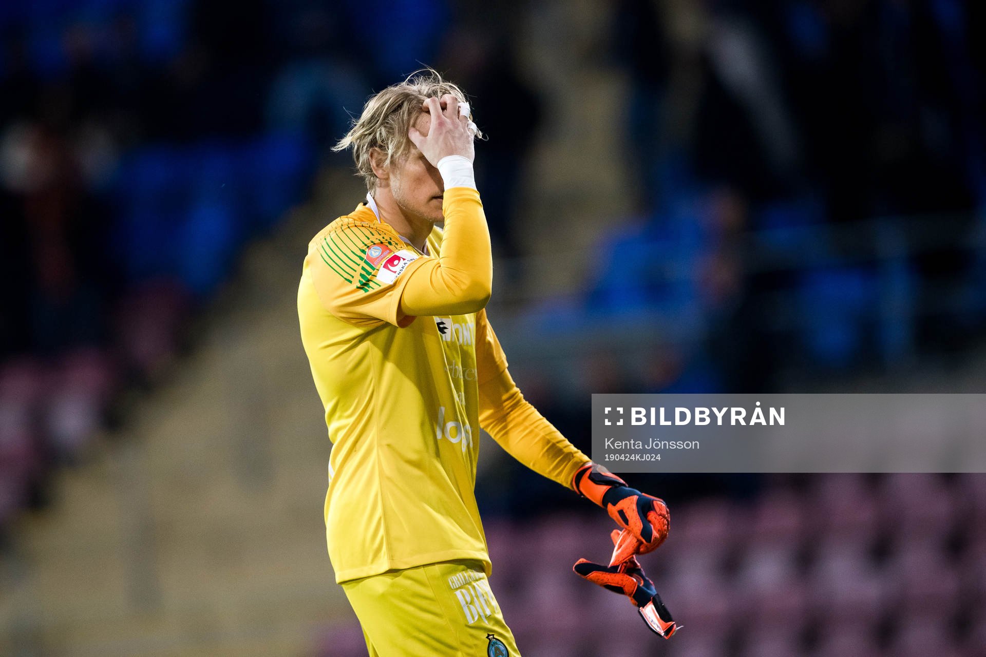 AFC Eskilstunas målvakt Ole Söderberg deppar