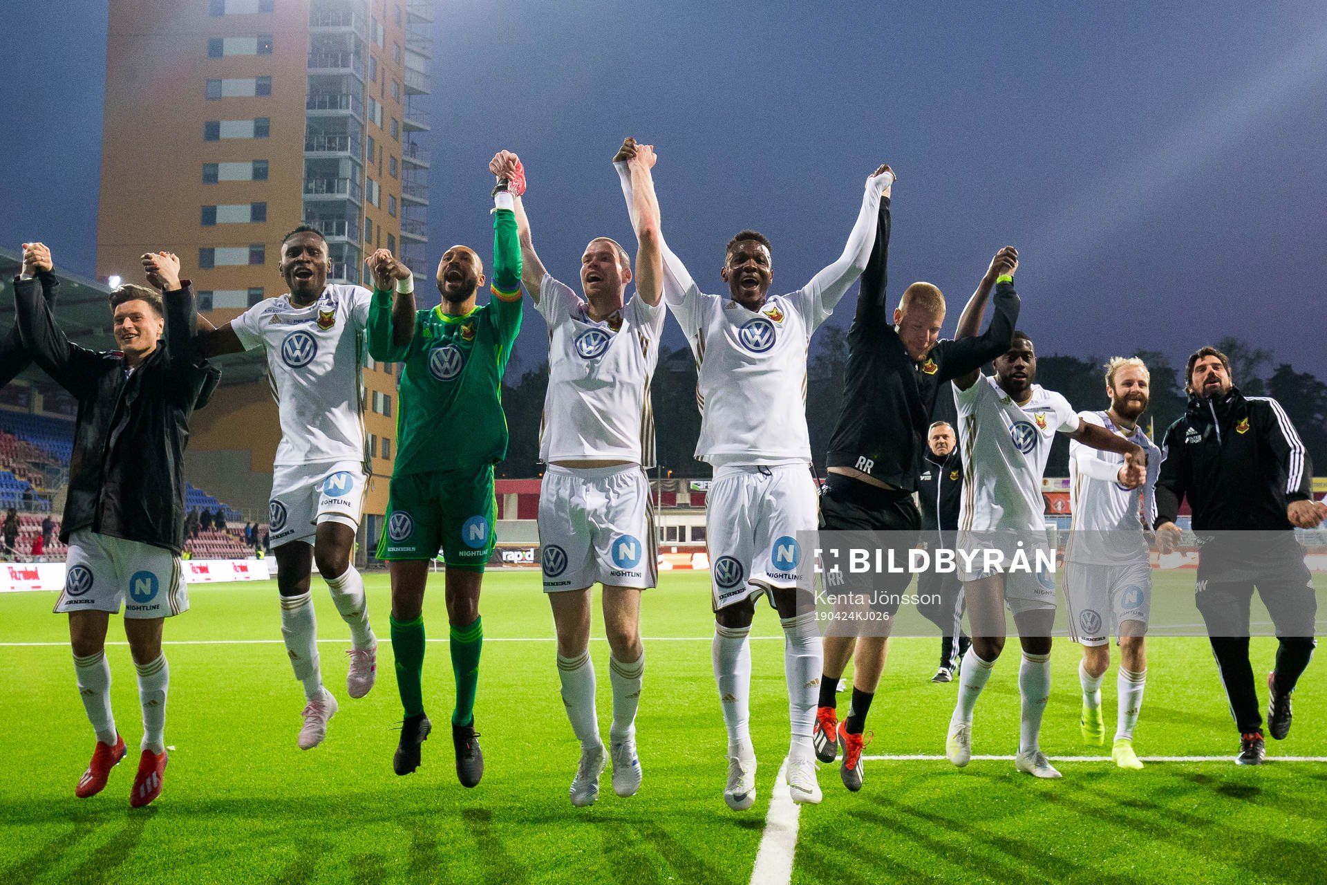 Östersunds målvakt Aly Keita , Thomas Poppler Isherwood och Alhaji Gero jublar med lagkamrater efter fotbollsmatchen i Allsvenskan mellan AFC Eskilstuna och Östersund den 24 april 2019 i Eskilstuna.
