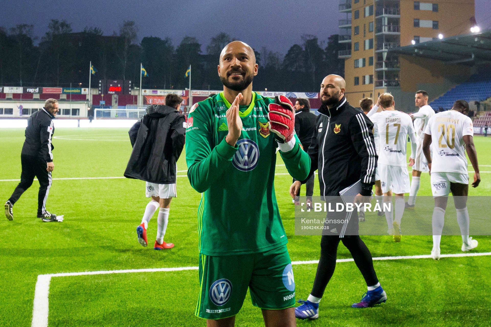 Östersunds målvakt Aly Keita jublar