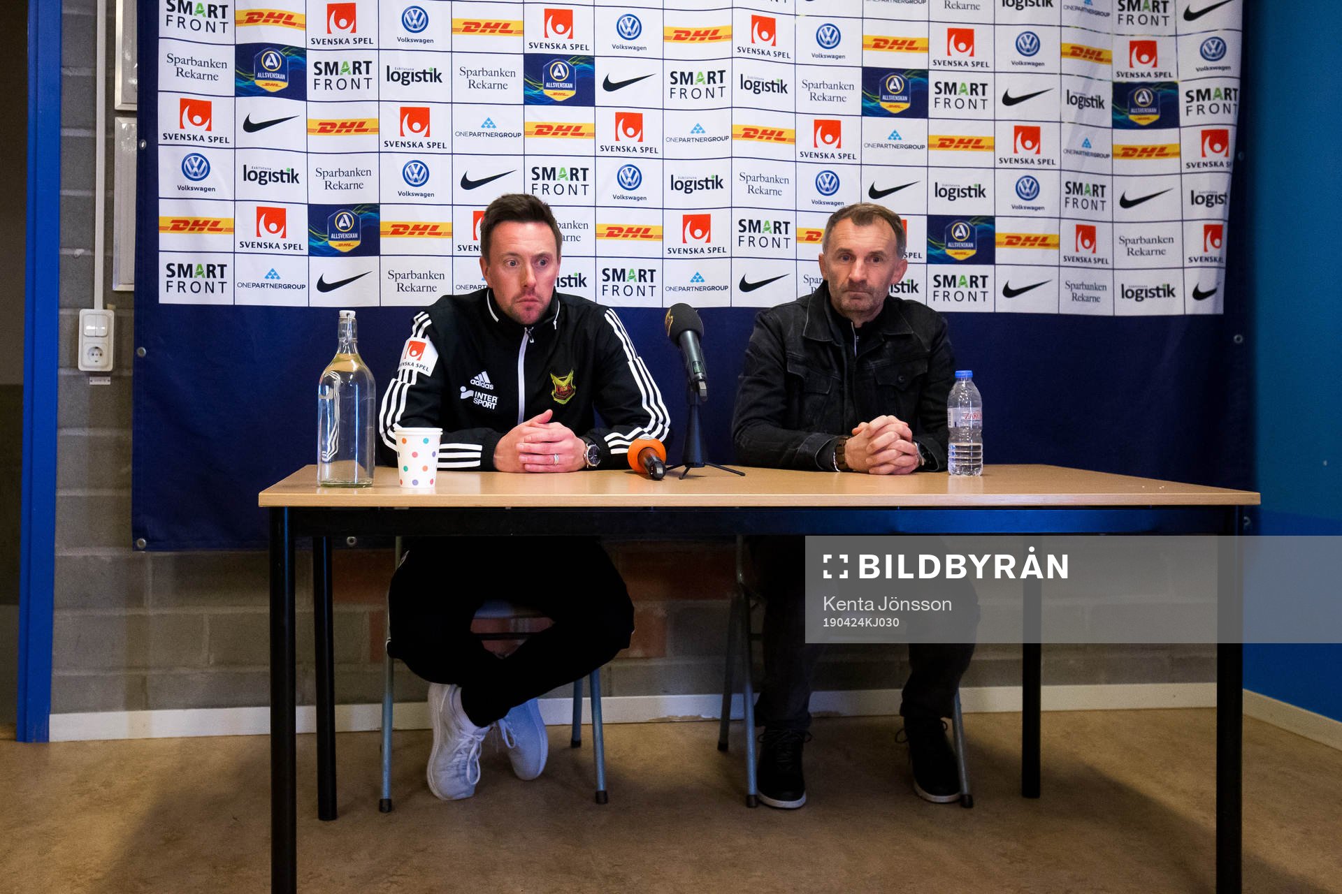 Östersunds tränare Ian Burchnall ocb AFC Eskilstunas tränare Nemanja Miljanvoic på presskonferensen efter fotbollsmatchen i Allsvenskan mellan AFC Eskilstuna och Östersund den 24 april 2019 i Eskilstuna. 